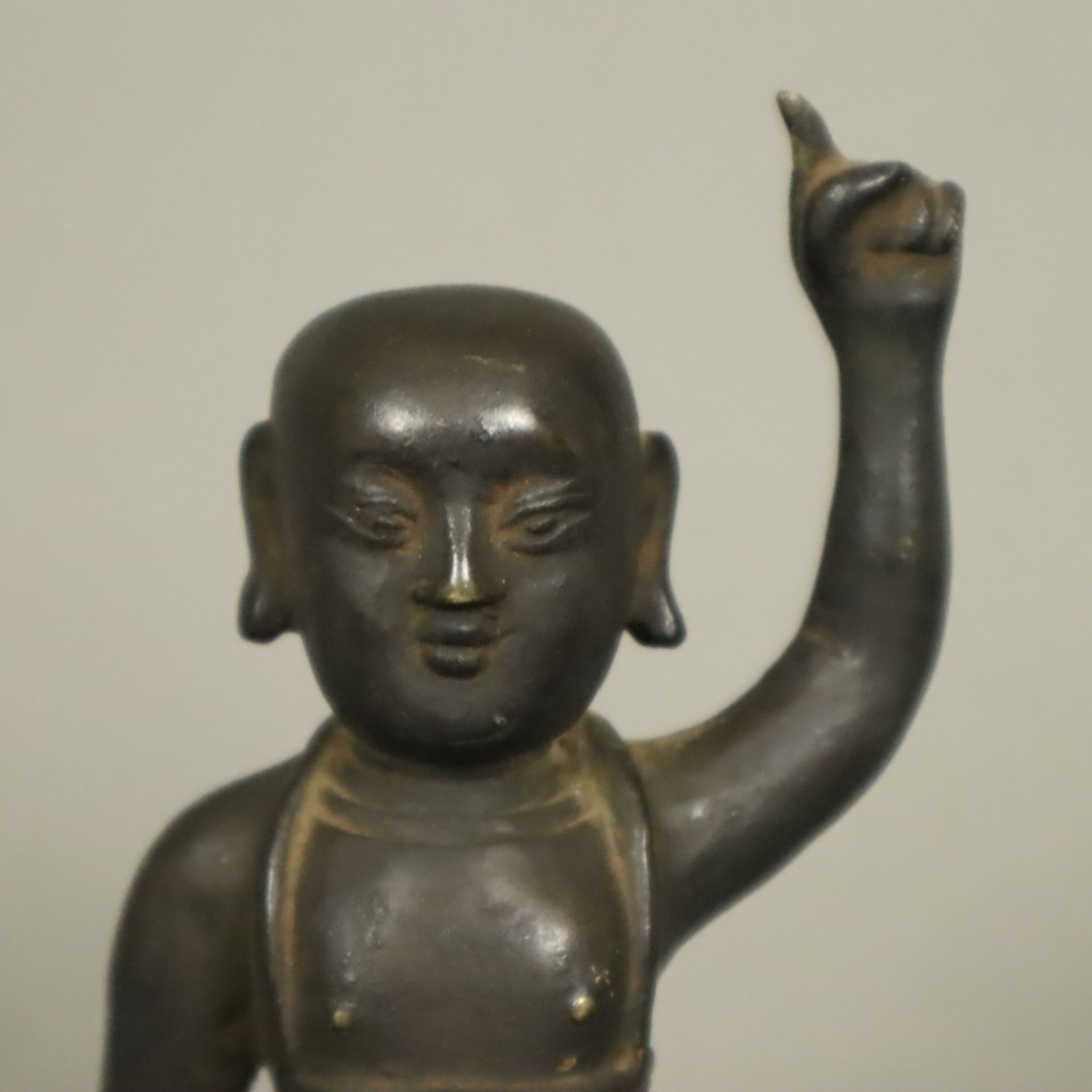 Buddha Shakyamuni als Kind / Baby Buddha - China, Qing-Dynastie, Kangxi-Periode nach 1700, Bronzefi - Image 2 of 11