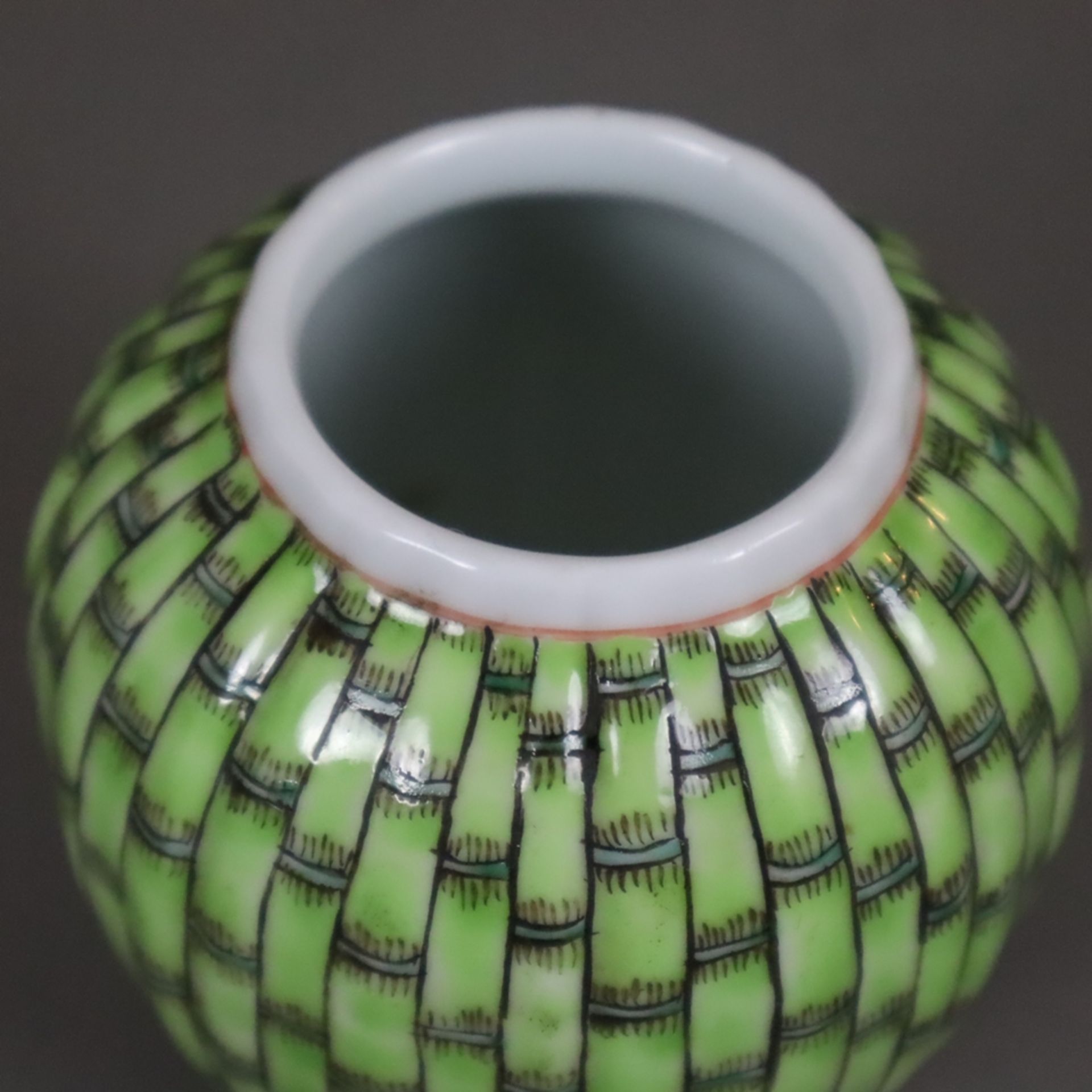 Kleine Vase - Porzellan, ovoide Wandung mit Rippenstruktur, polychrome Staffage in Bambus-Optik, au - Image 2 of 5