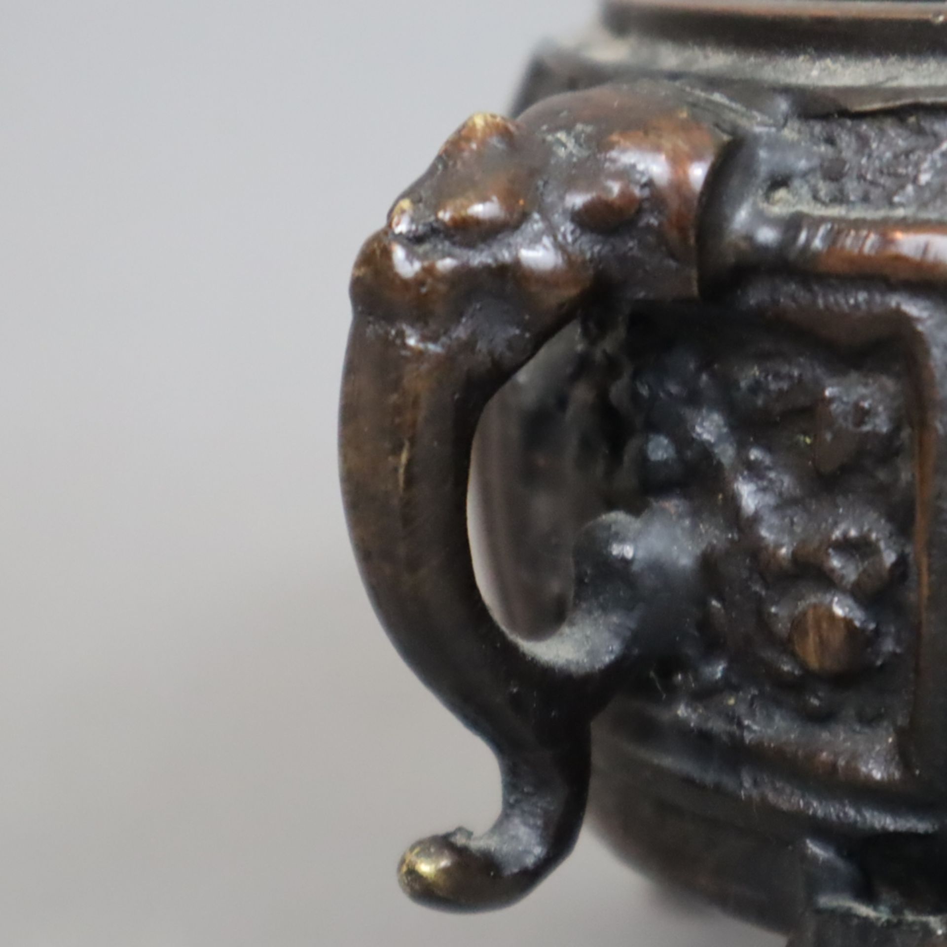 Kleines Räuchergefäß - China, Bronzelegierung/Kupfer, von drei Knaben getragener bauchiger Korpus m - Image 5 of 7