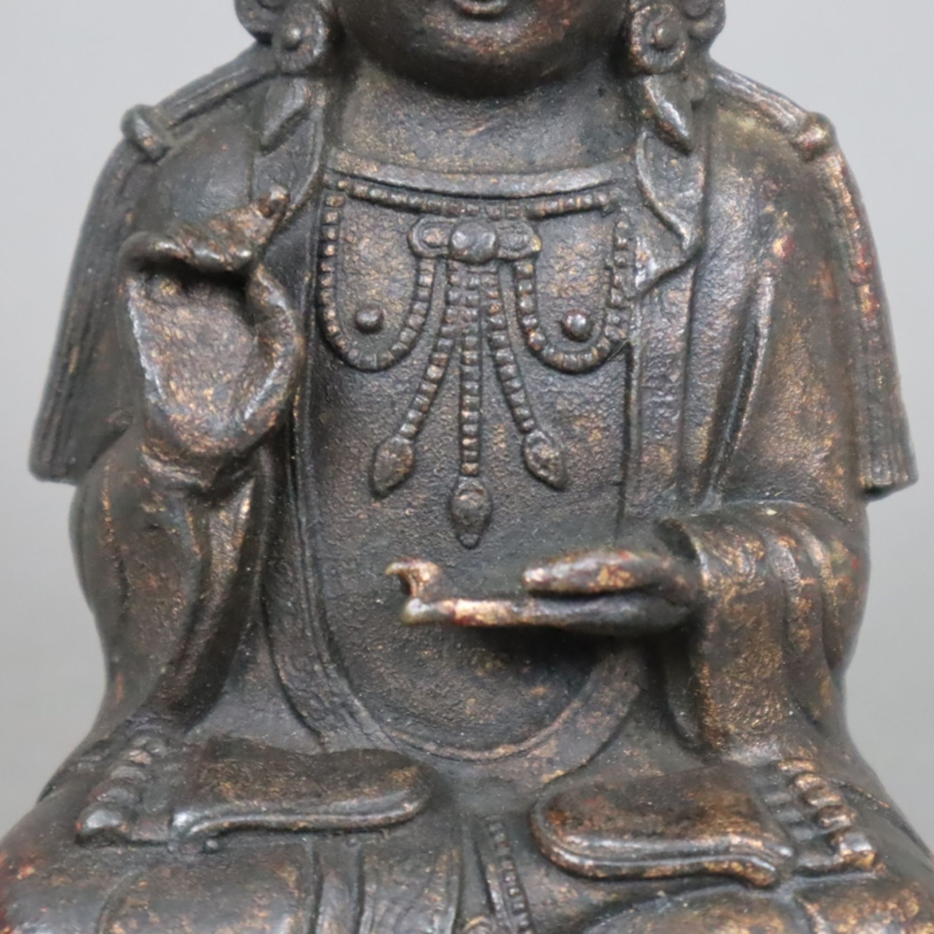 Guanyin-Figur im Ming-Stil - China, Kupferlegierung, Guanyin in padmasana sitzend, die Rechte vor d - Image 3 of 7