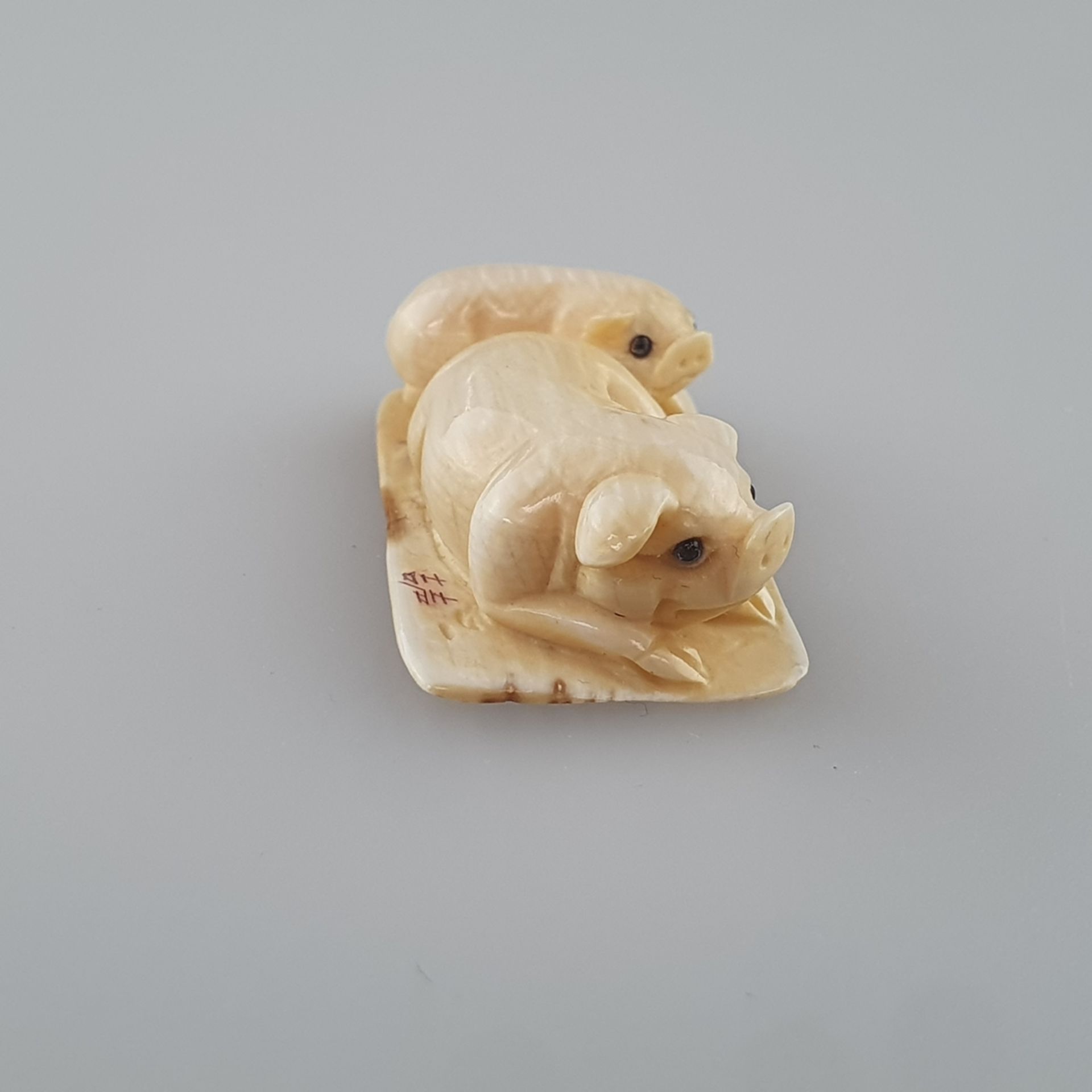 Netsuke - Zwei Schweinchen, Mammutbein, geschnitzt, dunkel eingelegte Augen, signiert, Himotos - Image 3 of 7