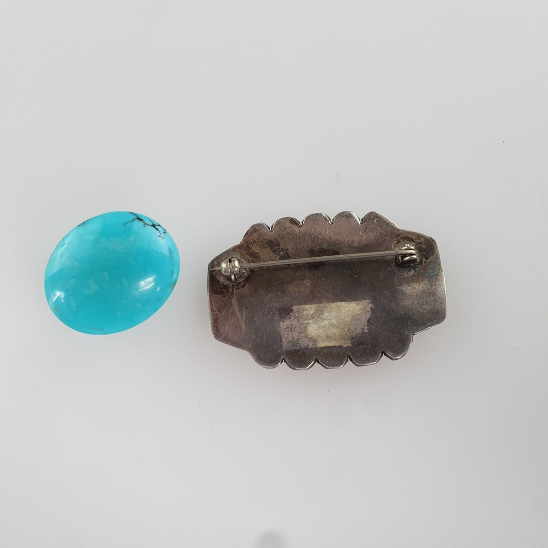 Konvolut Türkise & Türkis-Brosche - 23 himmelblaue Türkiscabochons von unterschiedlicher Färbung un - Bild 3 aus 4