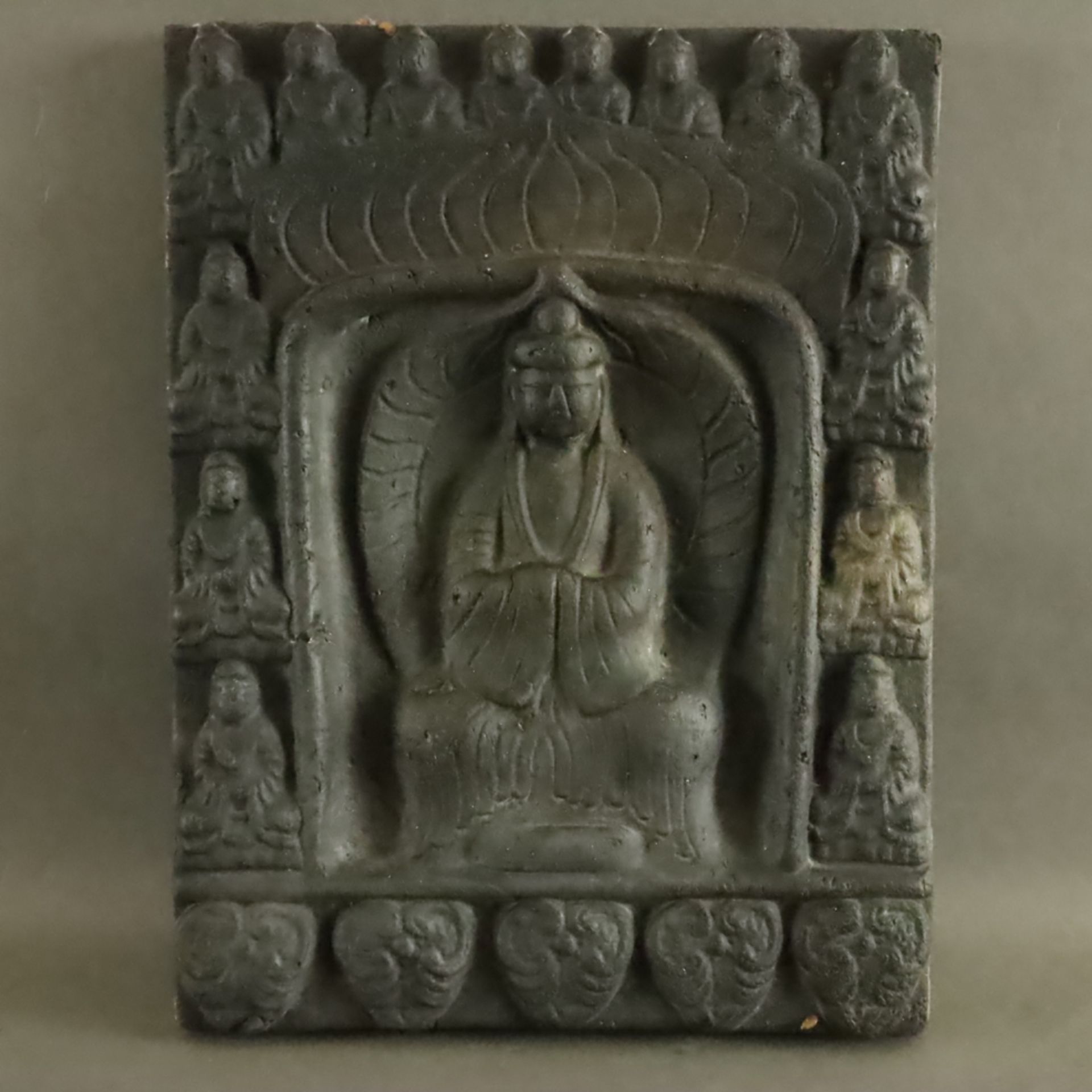 Drei größere Kacheln - China, Tonware reliefiert mit buddhistischen Gottheiten sowie Reitermotiv, 2 - Image 6 of 7
