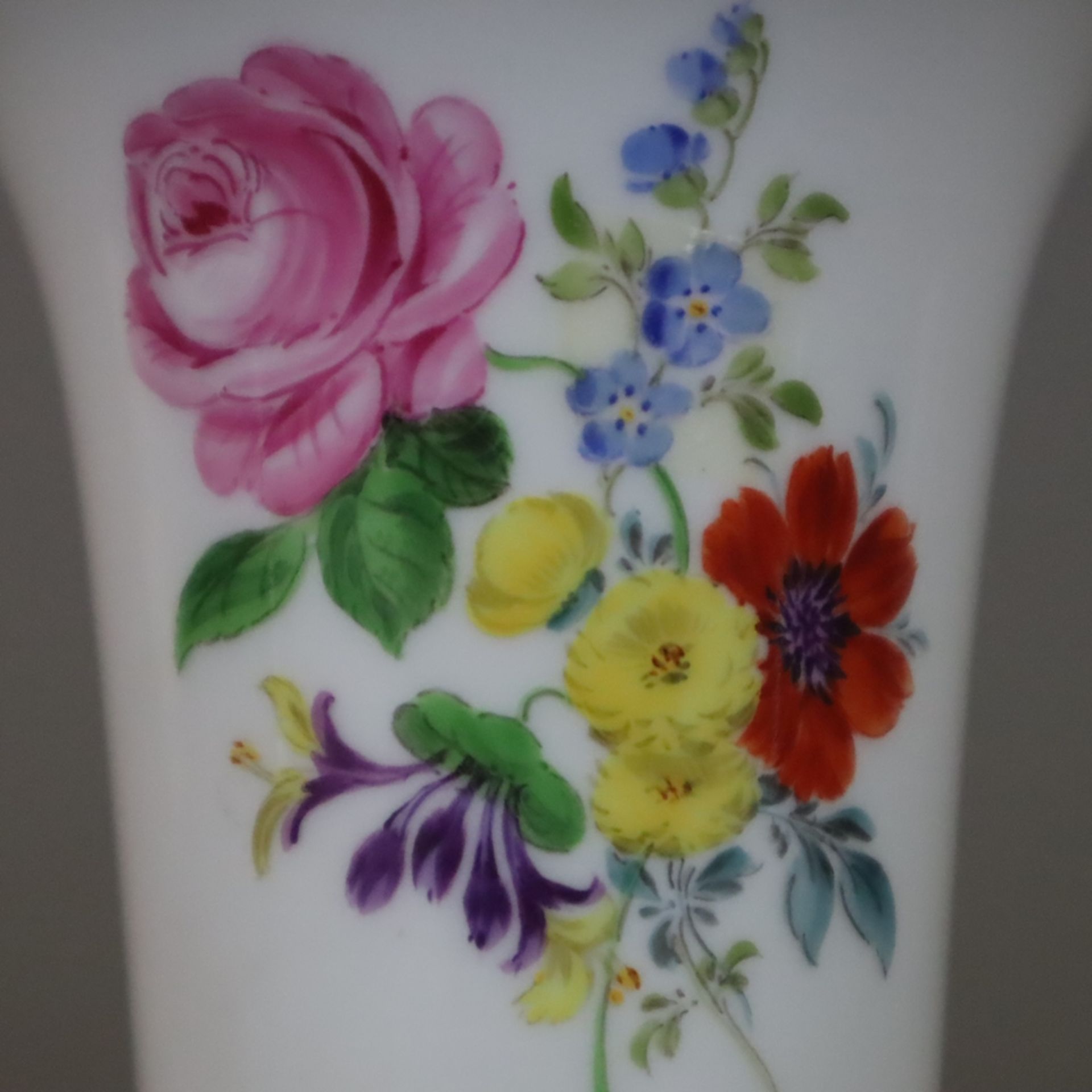 Miniaturvase - Meissen, 20.Jh., polychromer Blumendekor, Porzellan, polychrome Bemalung mit Blumena - Image 3 of 6