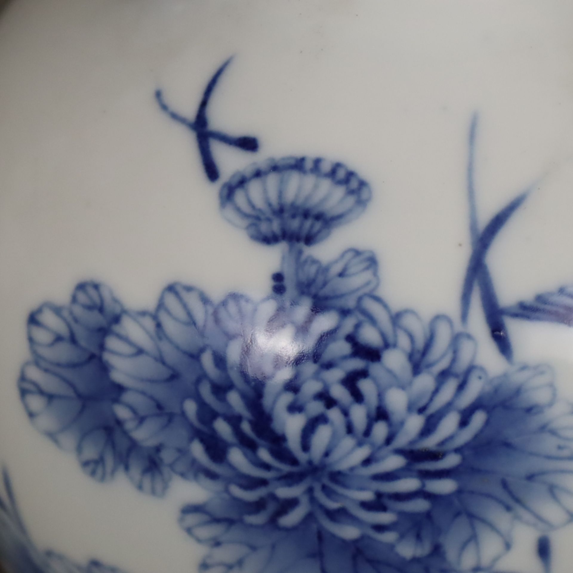 Blau-weiße Vase - China, Porzellan, ovoide Form auf schmalem Standring, in Unterglasurblau bemalt m - Image 6 of 10