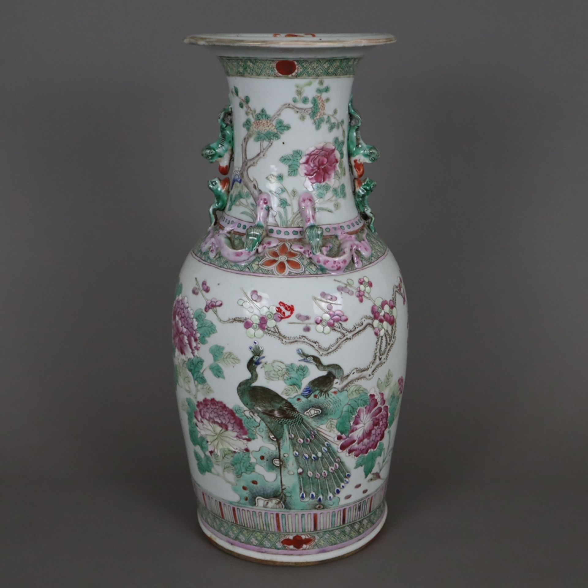 Famille-rose Porzellanvase - China, ausgehende Qing-Dynastie, Ende 19.Jh., Balusterform, seitlich H