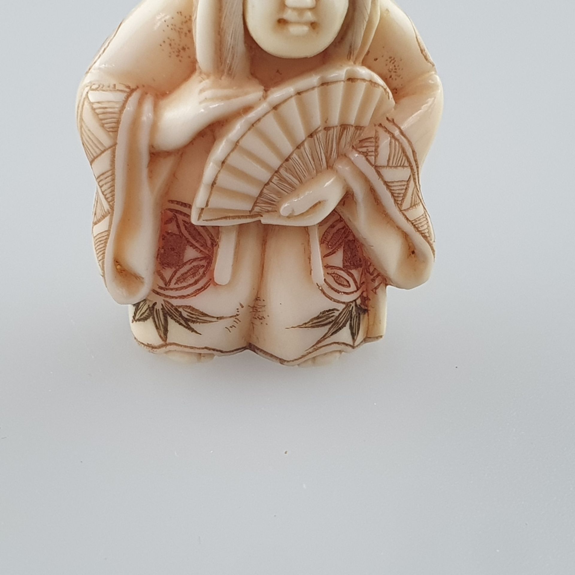 Katabori-Netsuke mit Wendekopf - feine Elfenbein-Schnitzarbeit mit gravierten und farbig akzentuier - Image 3 of 7