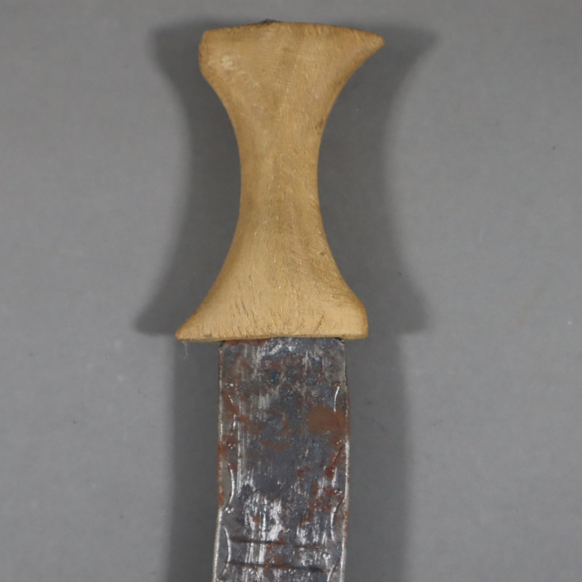 Krummdolch mit Hornscheide - afrikanisch, gekrümmte Klinge mit gravierter Ornamentik, Holzgriff lei - Image 2 of 7