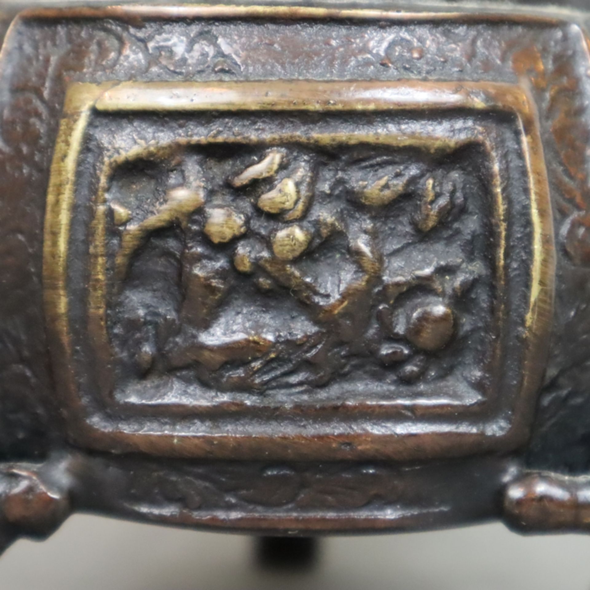 Kleines Räuchergefäß - China, Bronzelegierung/Kupfer, von drei Knaben getragener bauchiger Korpus m - Image 4 of 7