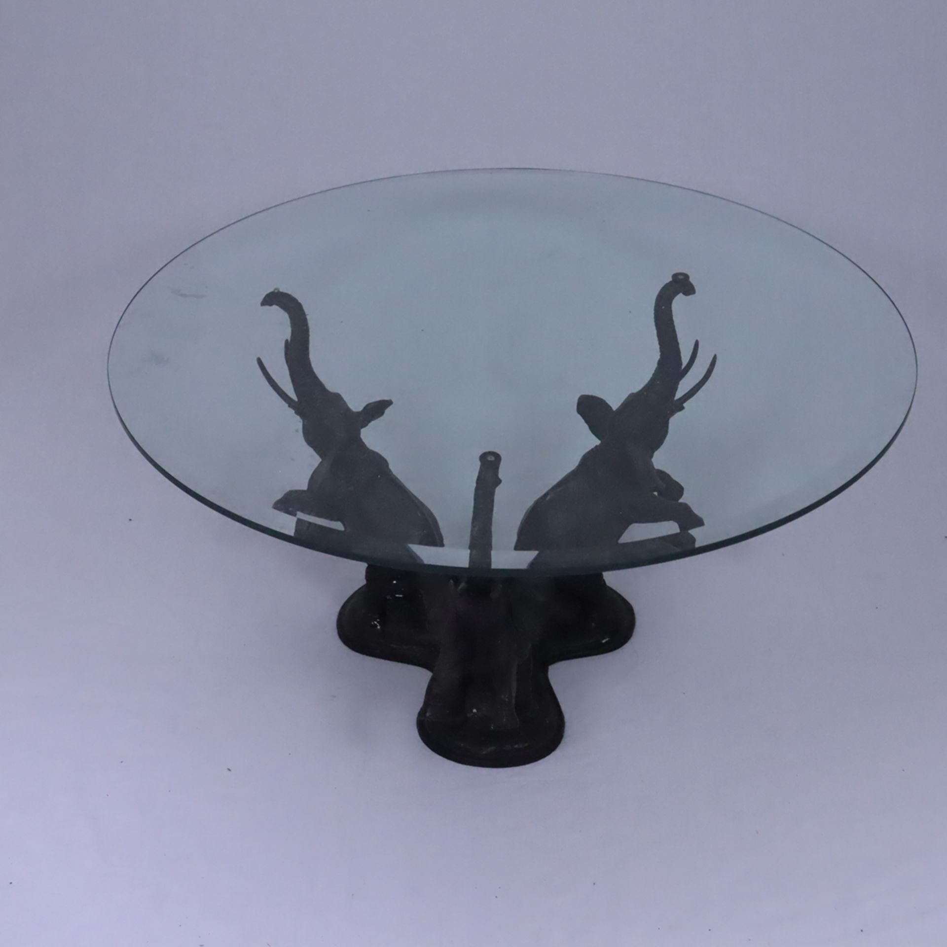 Tisch mit Elefantenmotiven - Thailand, 20.Jh., Bronze/Glas, Bronzegestell in Form von drei aufsteig