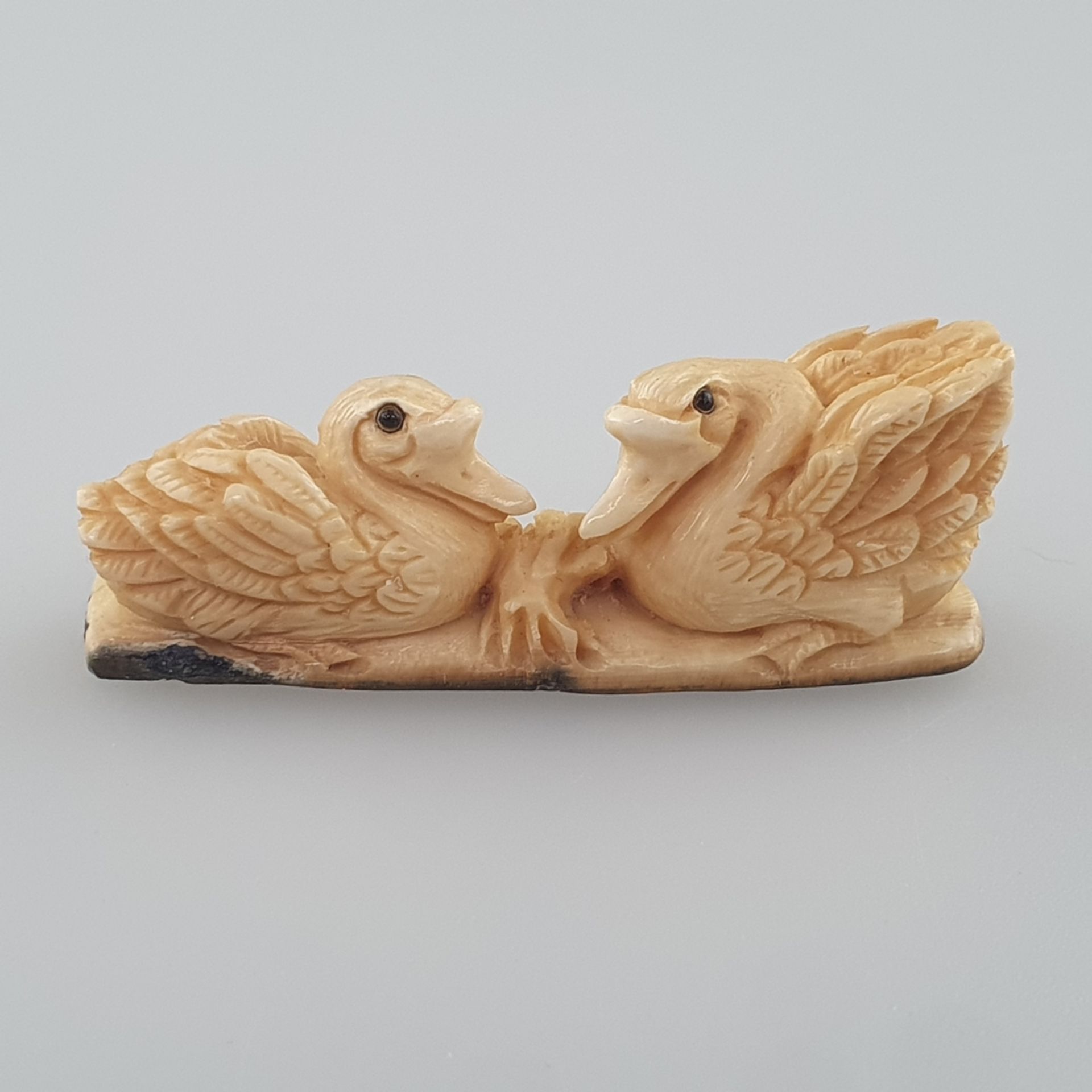 Netsuke - Mammutbein, vollrund geschnitzt, dunkel eingelegte Augen, Vogelpaar, signiert, Himot