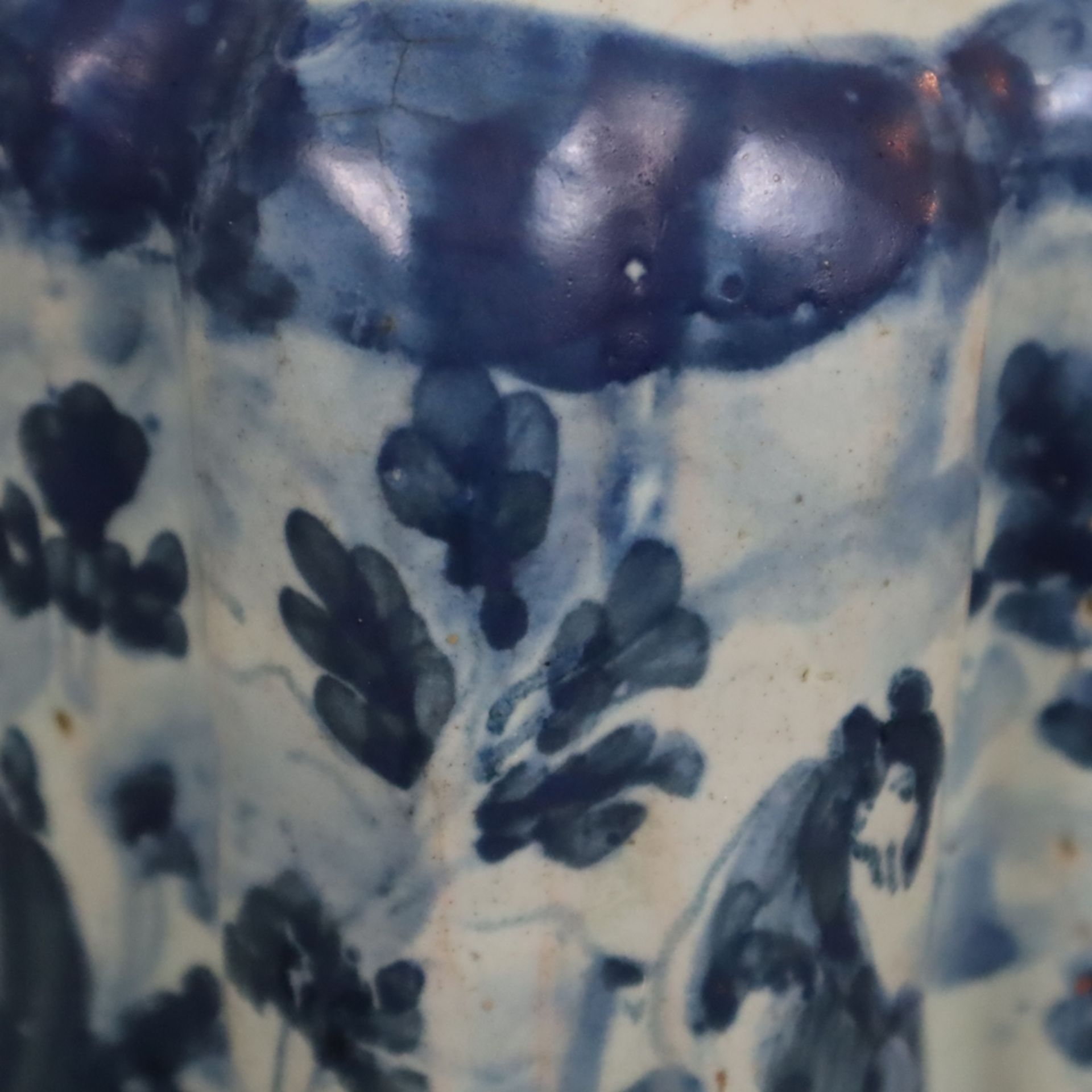 Flasche - Fayence, wohl 18. Jh., kleisterblaue Glasur, Blaudekor mit Tiermotiven, mehrpassige Wandu - Image 5 of 12