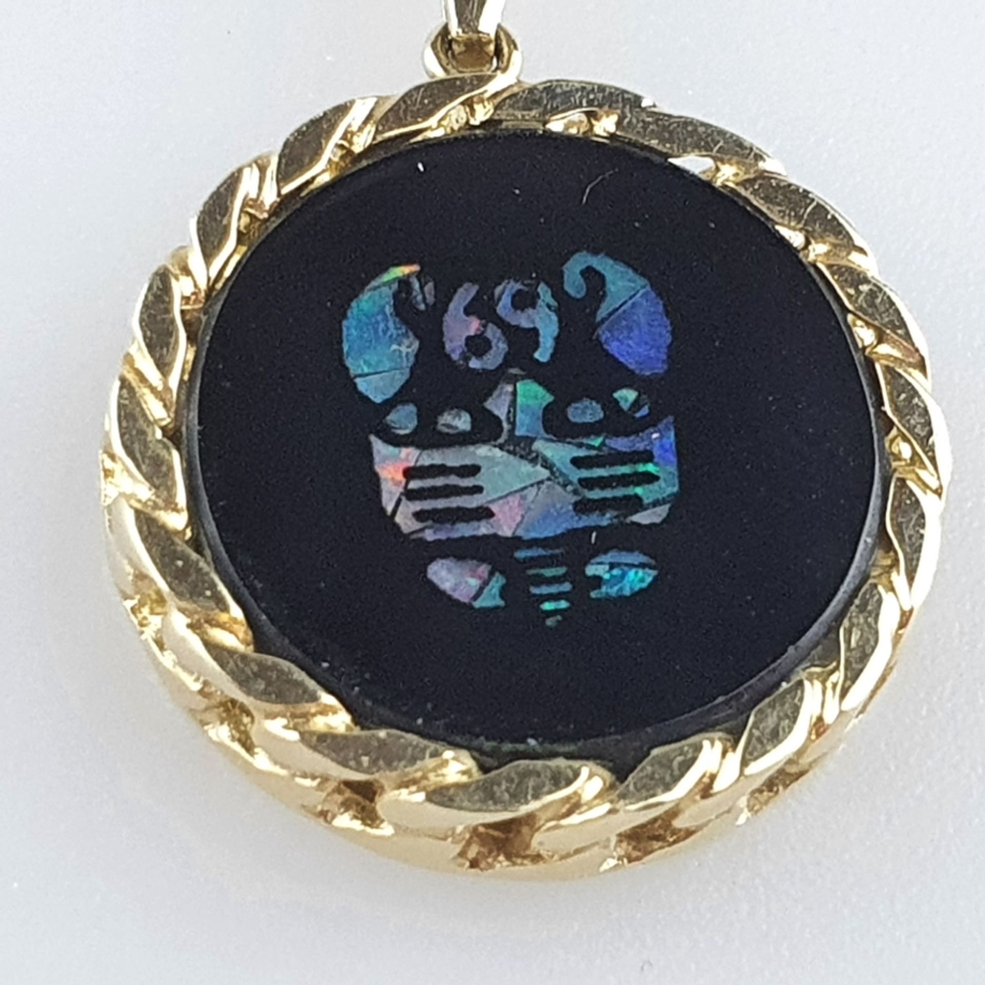 Sternzeichen-Anhänger - Gelbgold 585/000, Öse gestempelt, schwarze runde Plakette mit Krebs-Motiv i - Bild 2 aus 3