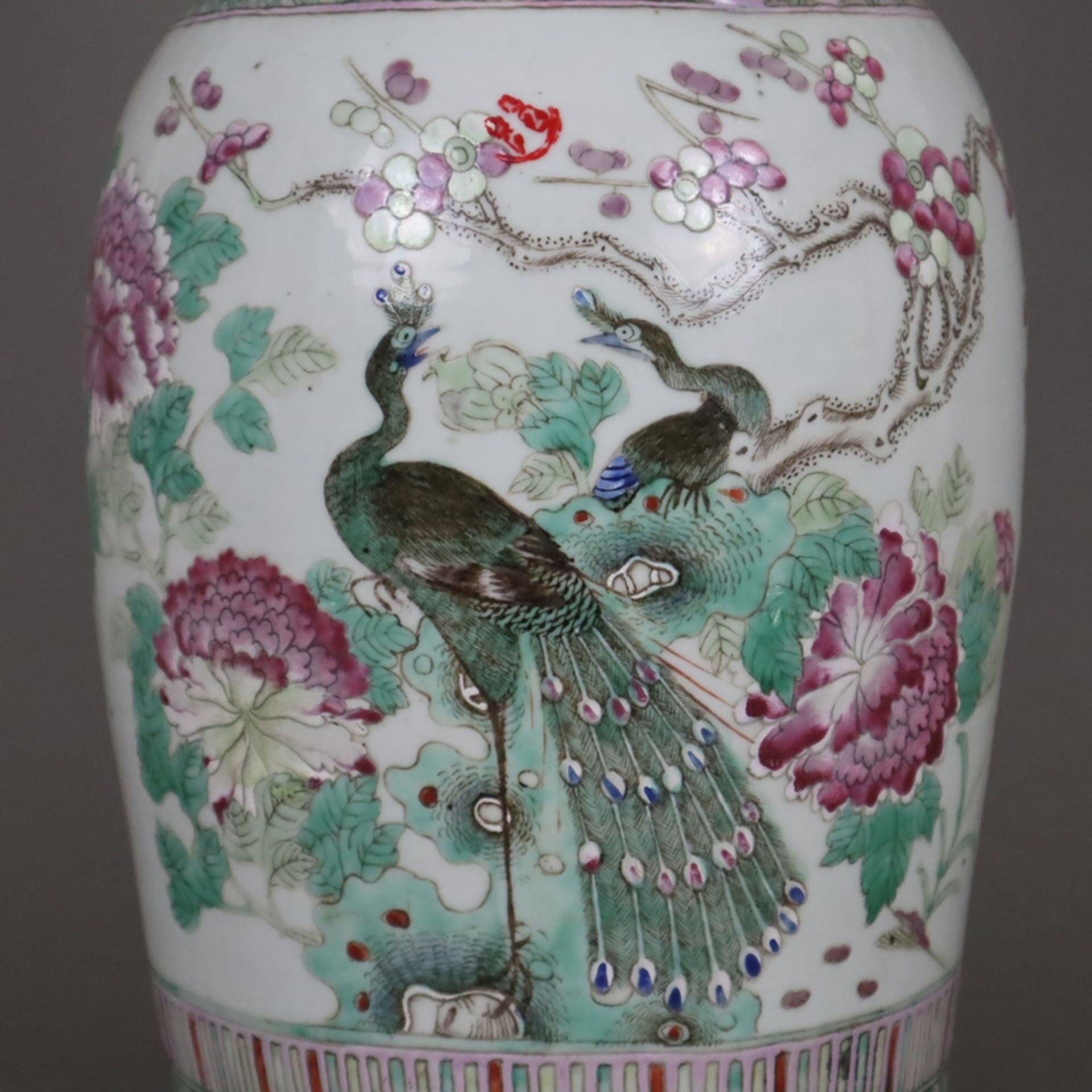 Famille-rose Porzellanvase - China, ausgehende Qing-Dynastie, Ende 19.Jh., Balusterform, seitlich H - Image 7 of 15