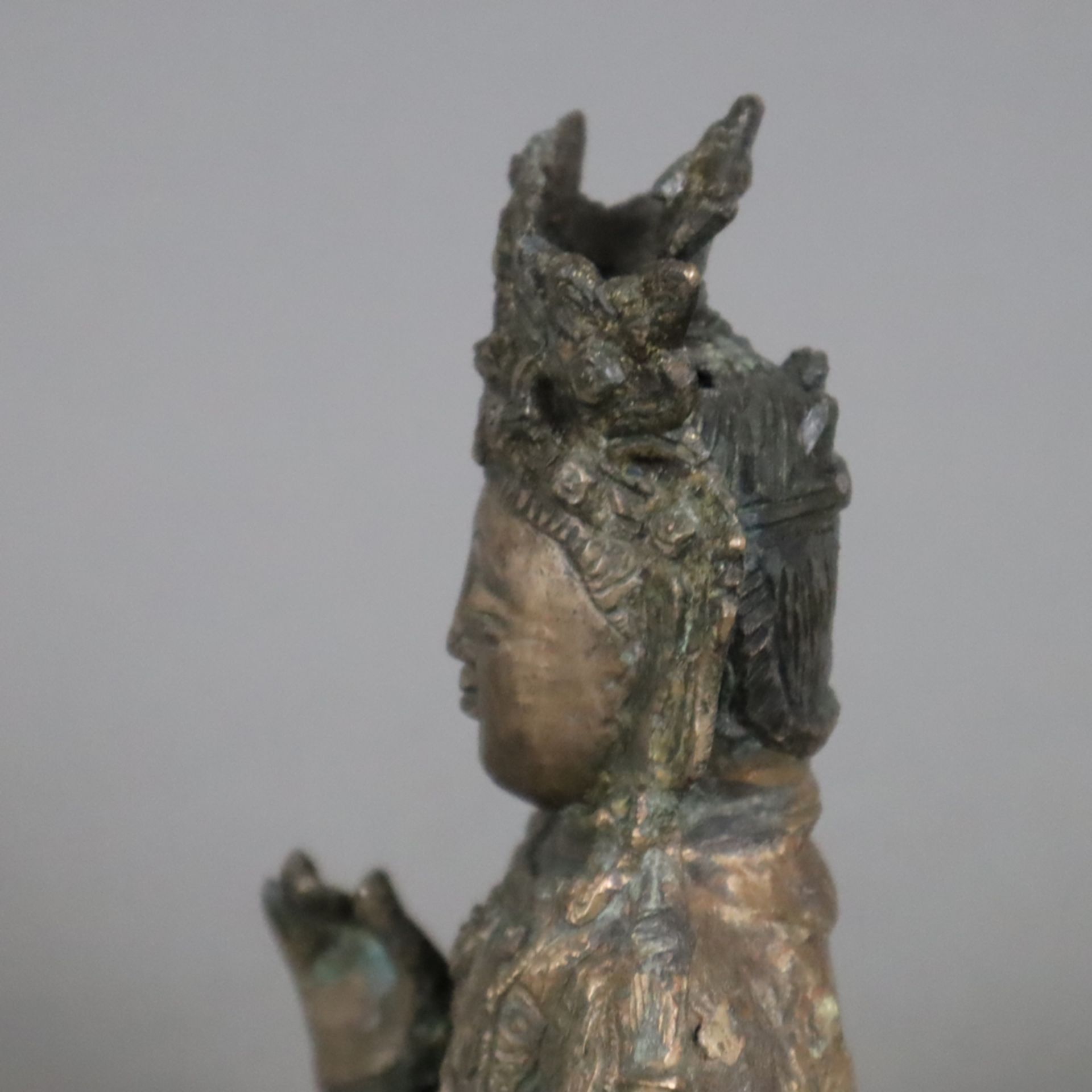 Buddha Amogasiddhi - China, Qing-Dynastie, zweiteilige Bronze aus Figur und Sockel, Reste von Vergo - Image 6 of 8