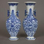 Ein Paar kleine Wandvasen - China, um 1900, Porzellan, Gegenstücke zweier Halbvasen in Balusterform