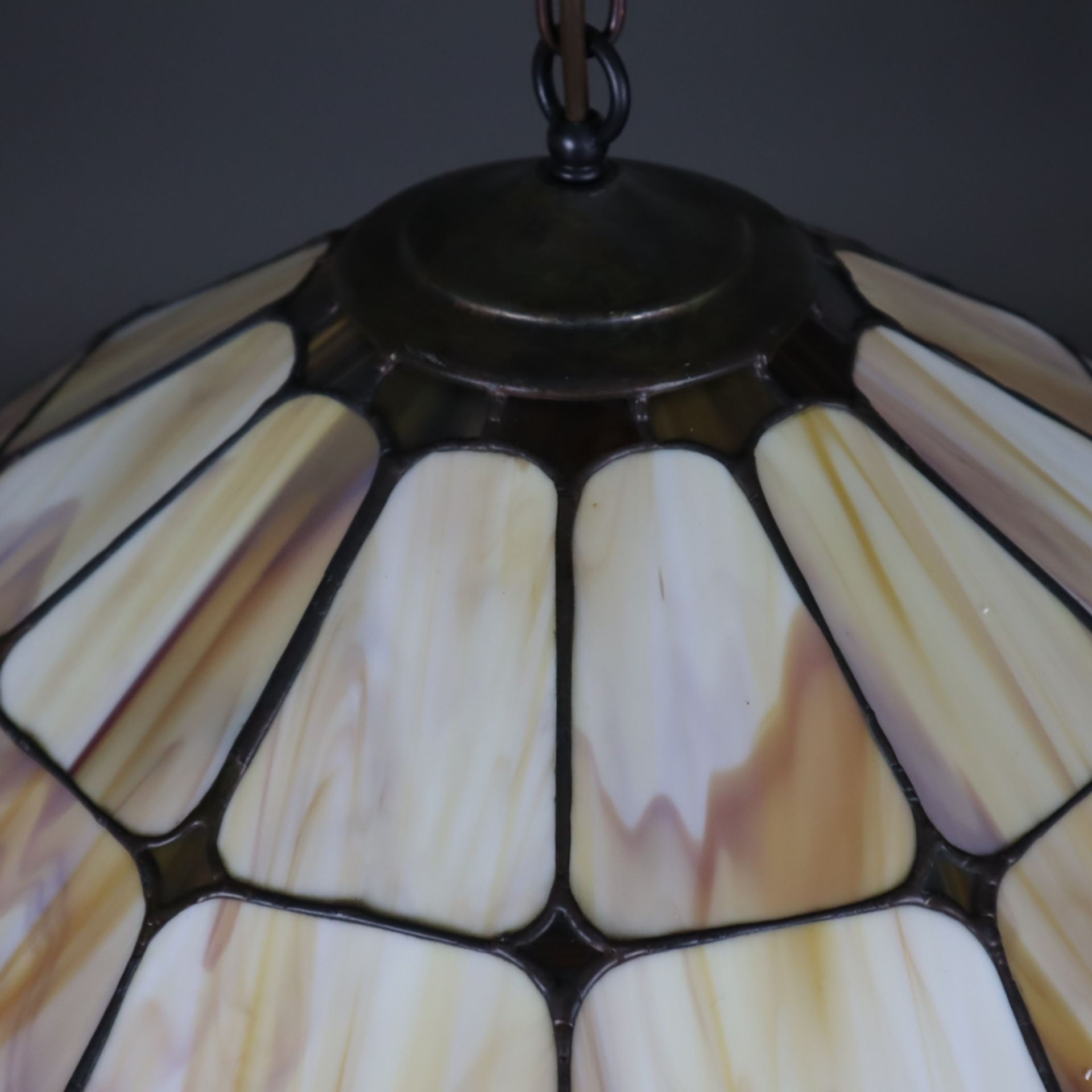 Deckenlampe - im "Tiffany Colonial Panel"-Stil, gewölbter Schirm aus karamellfarbenem Glas mit Blei - Image 4 of 5