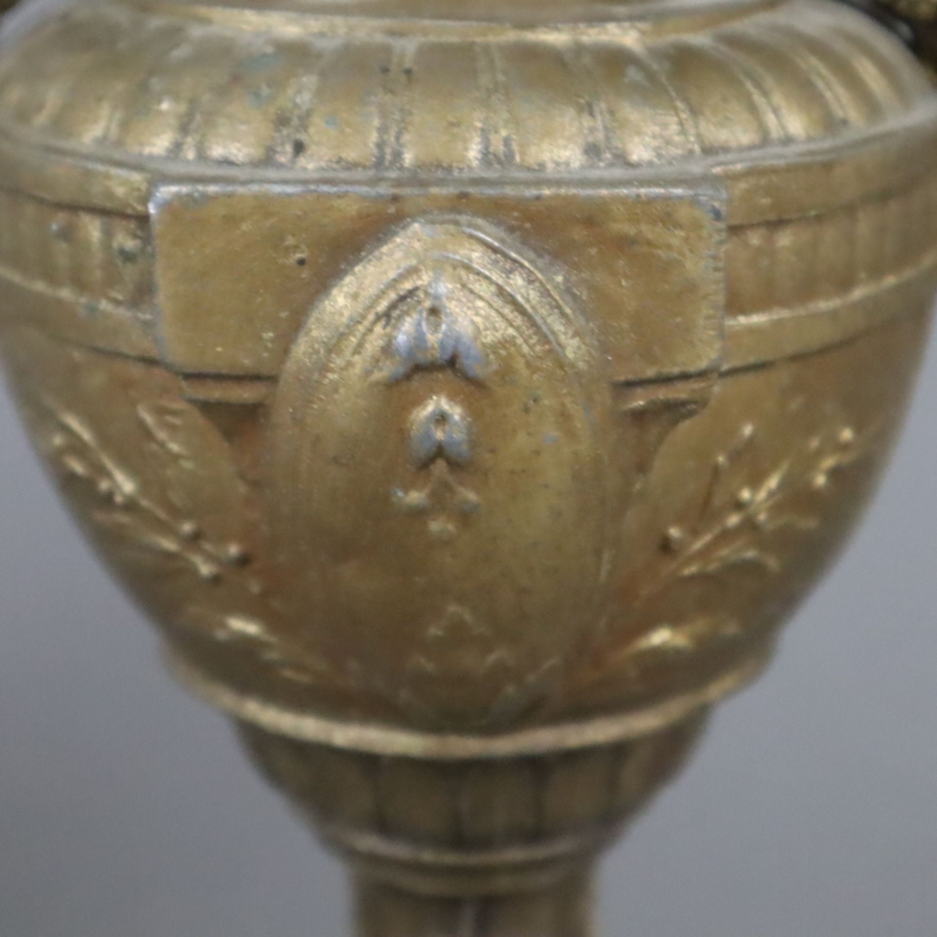 Paar Kaminvasen - Metallkorpus, goldfarben gefasst, balusterförmige Vasen, Reliefdekor im klassizis - Bild 6 aus 7