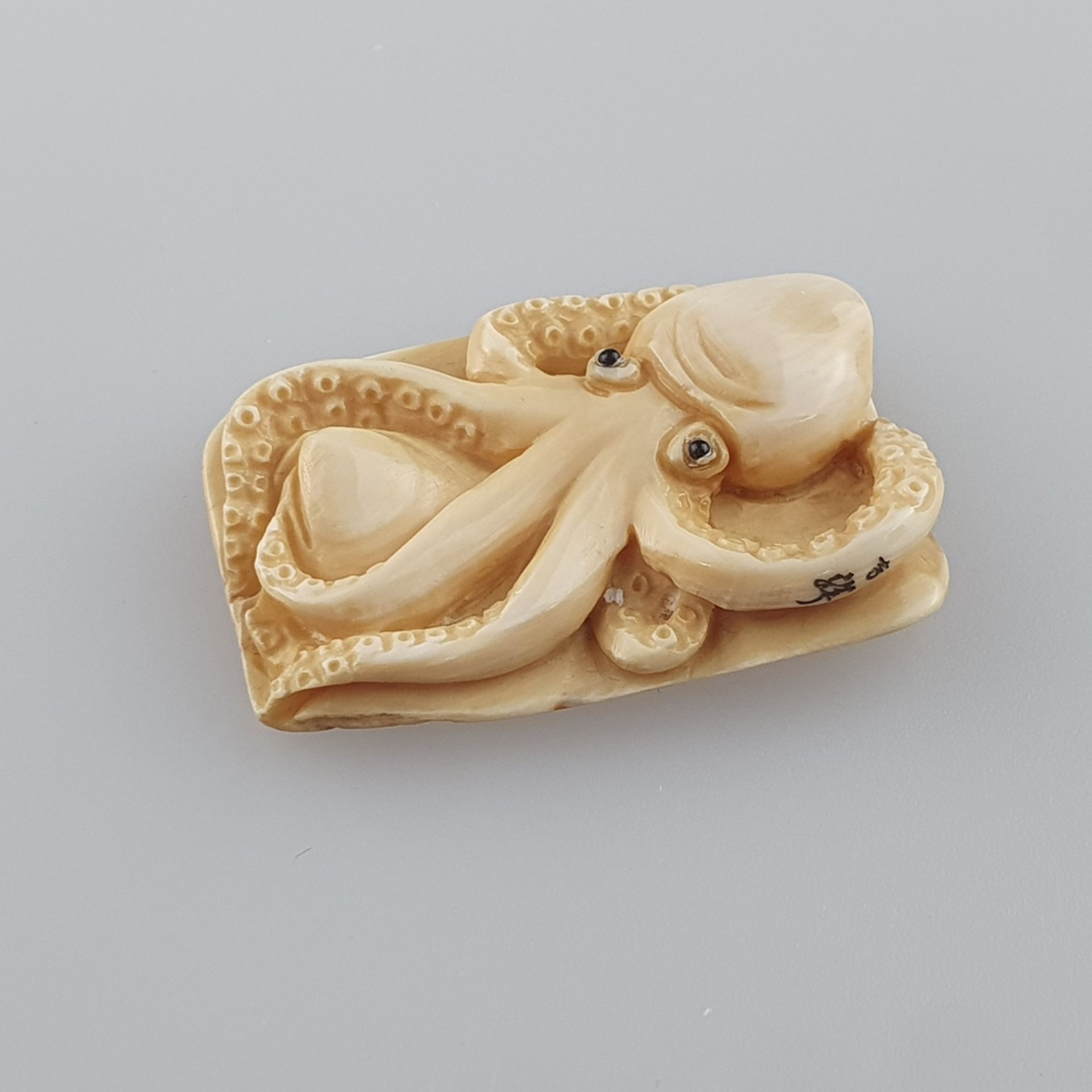 Flaches Netsuke - Mammutbein geschnitzt, graviert, Oktopus mit Muschel, signiert, Himotoshi au - Image 2 of 5