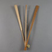 Fächer-Deckstäbe aus Bambus - China, Qing-Dynastie, Bambusholz fein beschnitzt mit Schriftzeichen-M