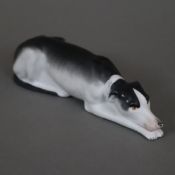 Art Déco-Figur "Liegender Windhund" - Biskuitporzellan, schwarz und rot bemalt, ungemarkt, HxL:ca.4