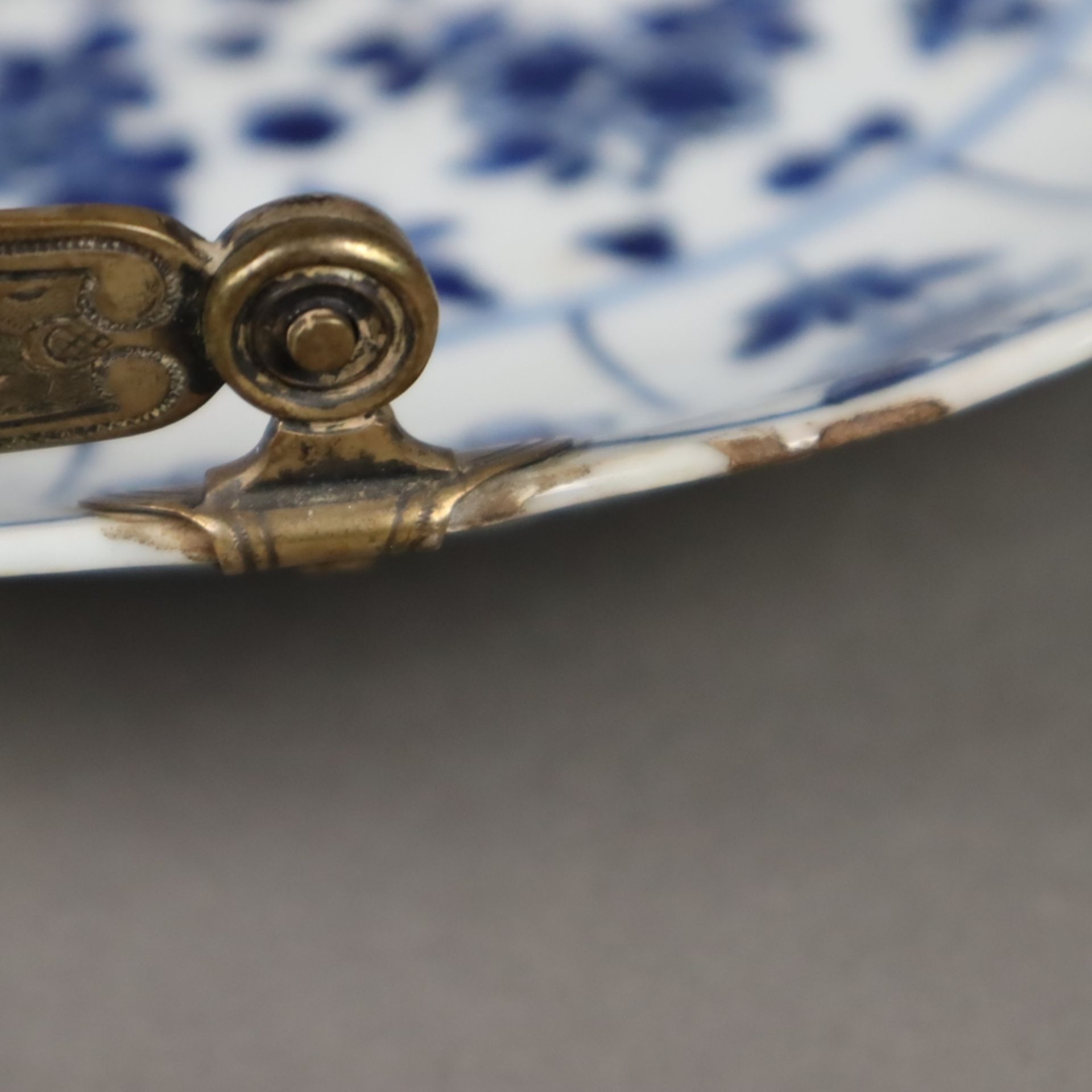 Blau-weißer Teller mit Silbermontur - China, späte Qing-Dynastie, Porzellan, dekoriert in Unterglas - Image 7 of 12