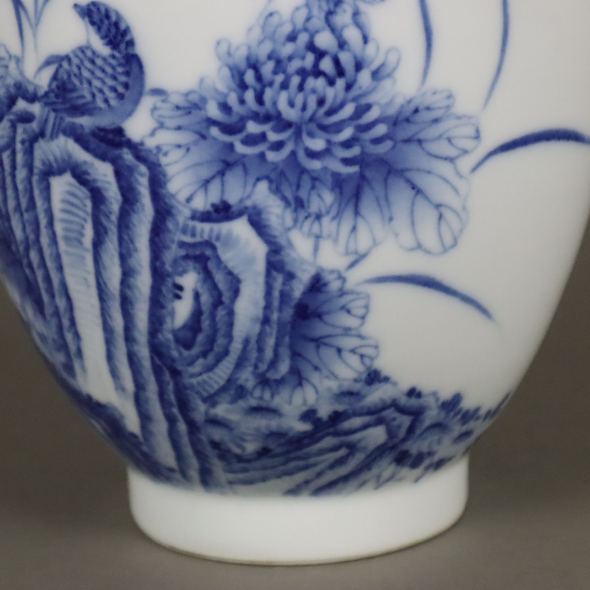 Blau-weiße Vase - China, Porzellan, ovoide Form auf schmalem Standring, in Unterglasurblau bemalt m - Image 8 of 10