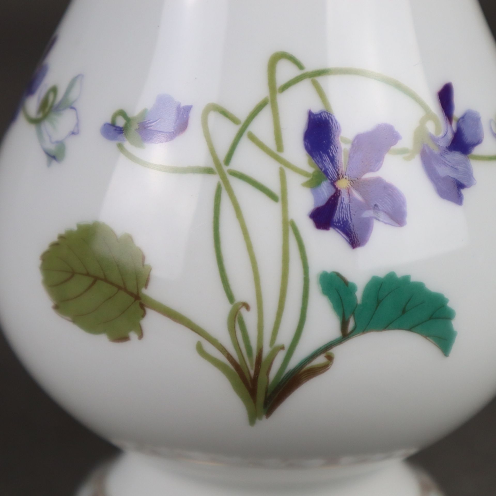 Vase - Haviland Limoges, polychromer Veilchenblumen-Dekor "Imperatrice Eugenie", Boden mit blauer M - Bild 3 aus 5