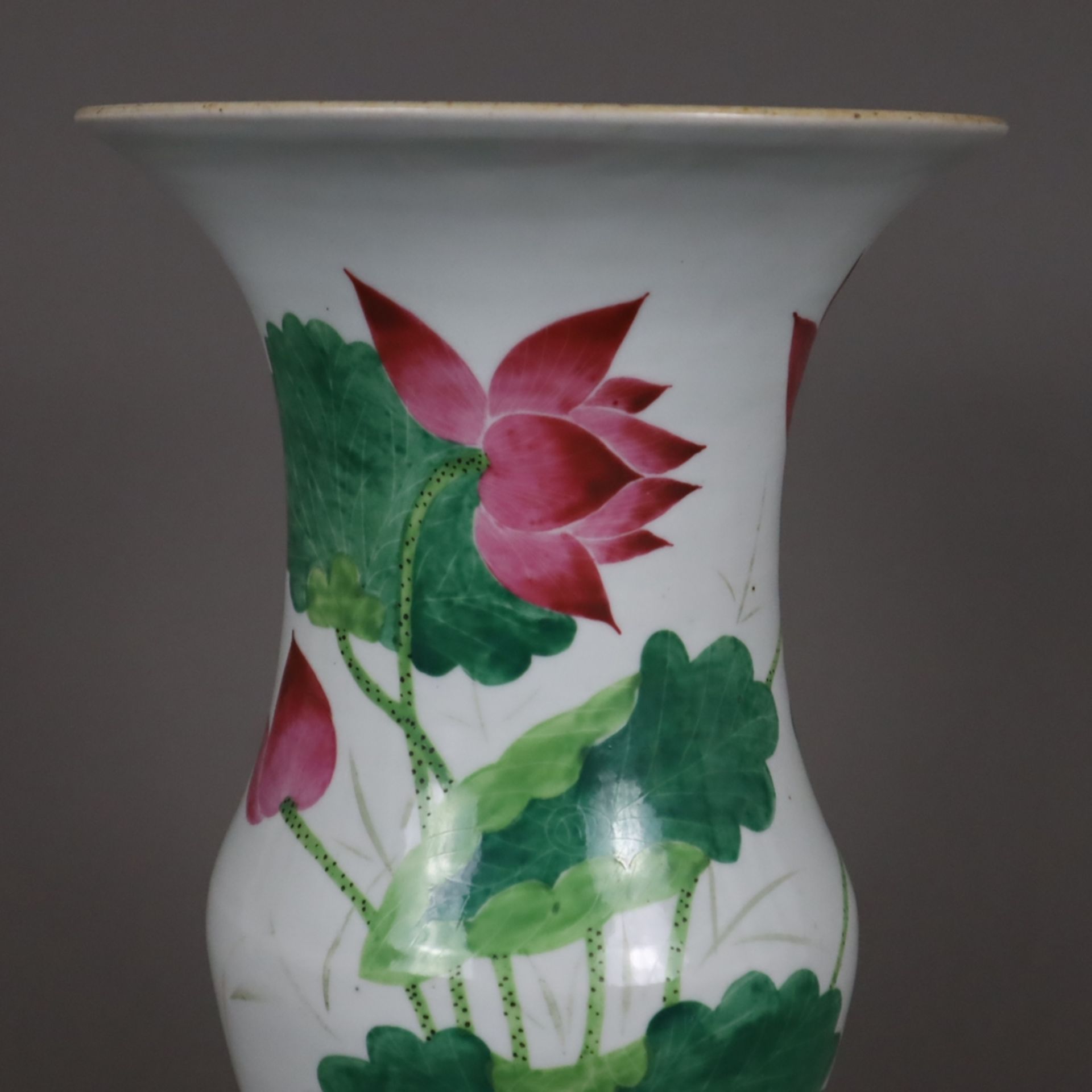 Yan Yan-Vase- China, Anfang 20.Jh., polychrome florale Bemalung mit blühenden Lotospflanzen in Aufg - Image 3 of 9