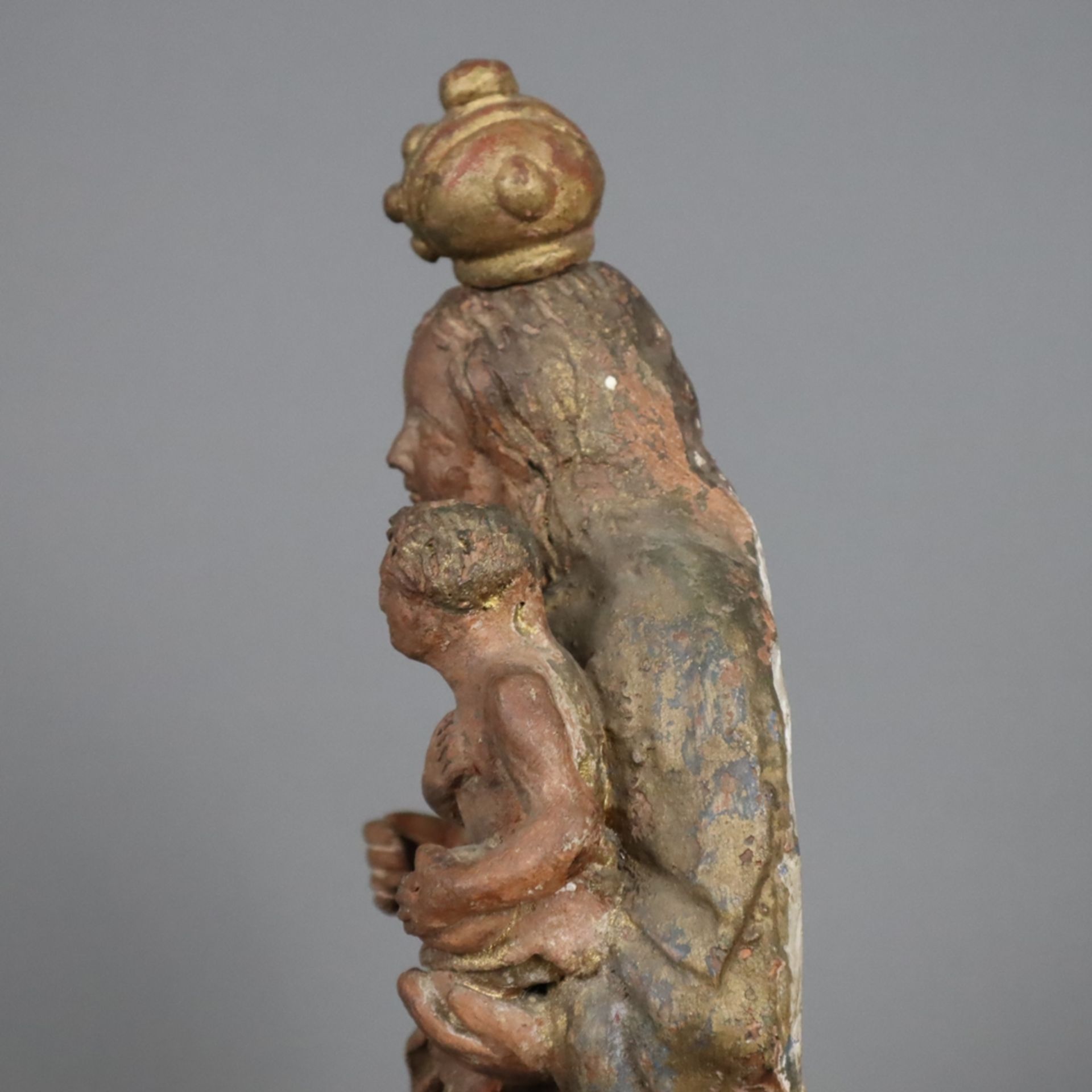 Wandfigur Madonna mit Kind - Keramik, rotfarbener Scherben, Reste der Gold- und Farbfassung, Darste - Image 7 of 8