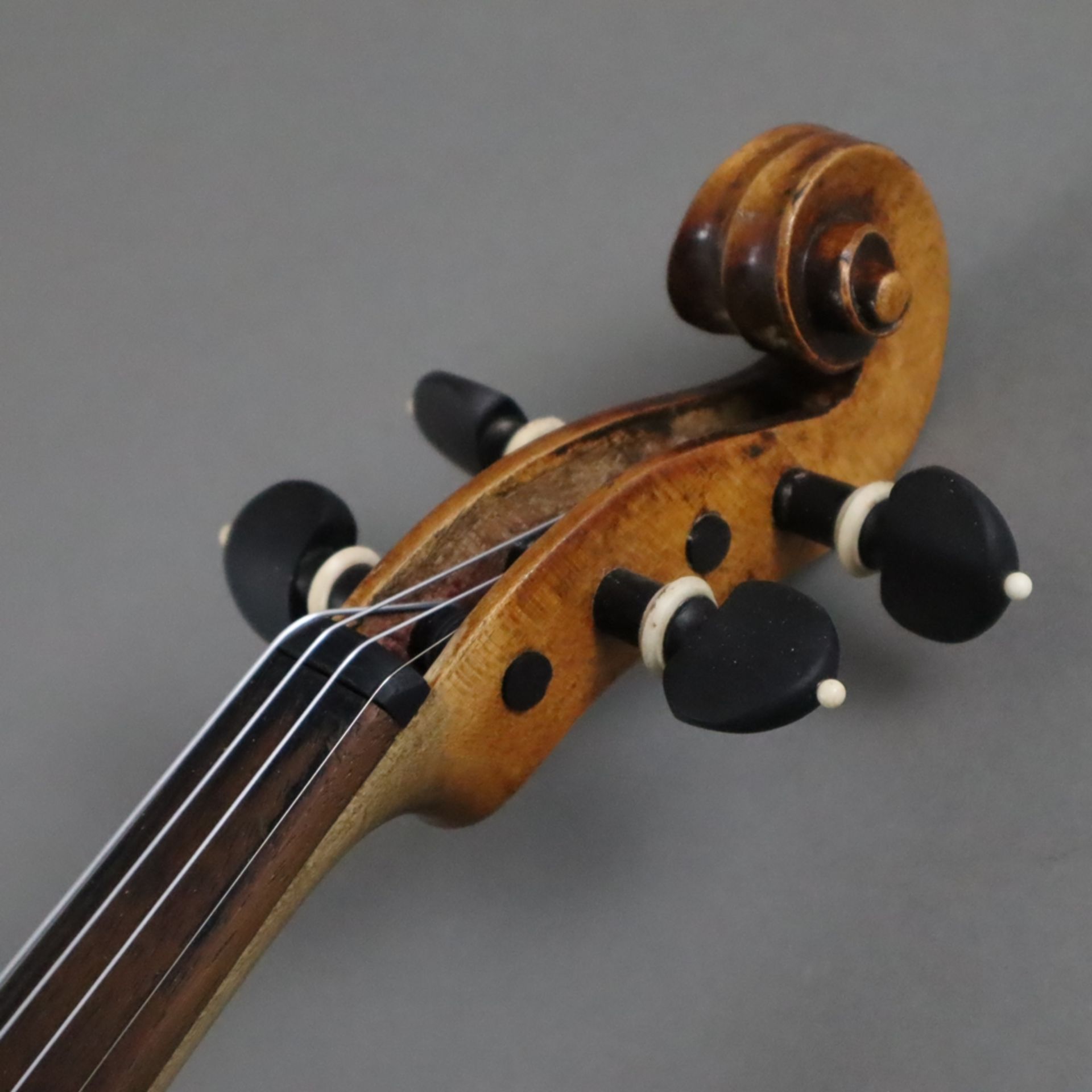 Schmale Geige - Italien, auf dem Faksimile-Etikett bezeichnet "Paolo Leonori / Roma 1949", einteili - Image 2 of 8