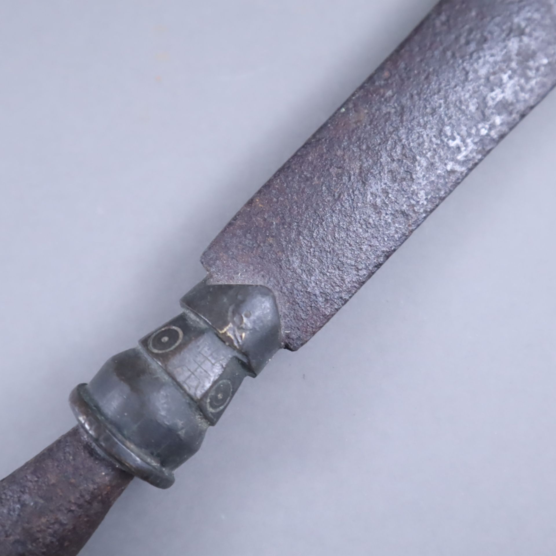 Lanzenspitze - wohl China, älter, Eisen/Bronze, L. ca.43,3 cm, Gewicht ca. 628 g, Altersspuren, min - Image 4 of 5