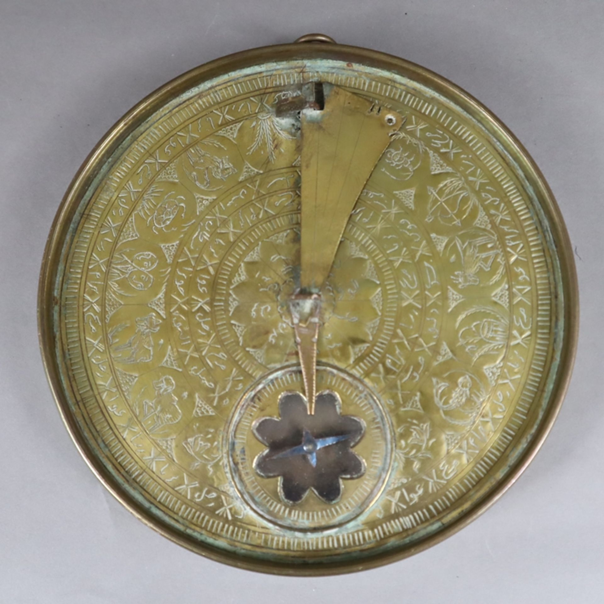 Qibla-Zeiger- wohl Persien 19.Jh., Messing, runde, leicht vertiefte Form, graviert, unter anderem m - Bild 2 aus 8