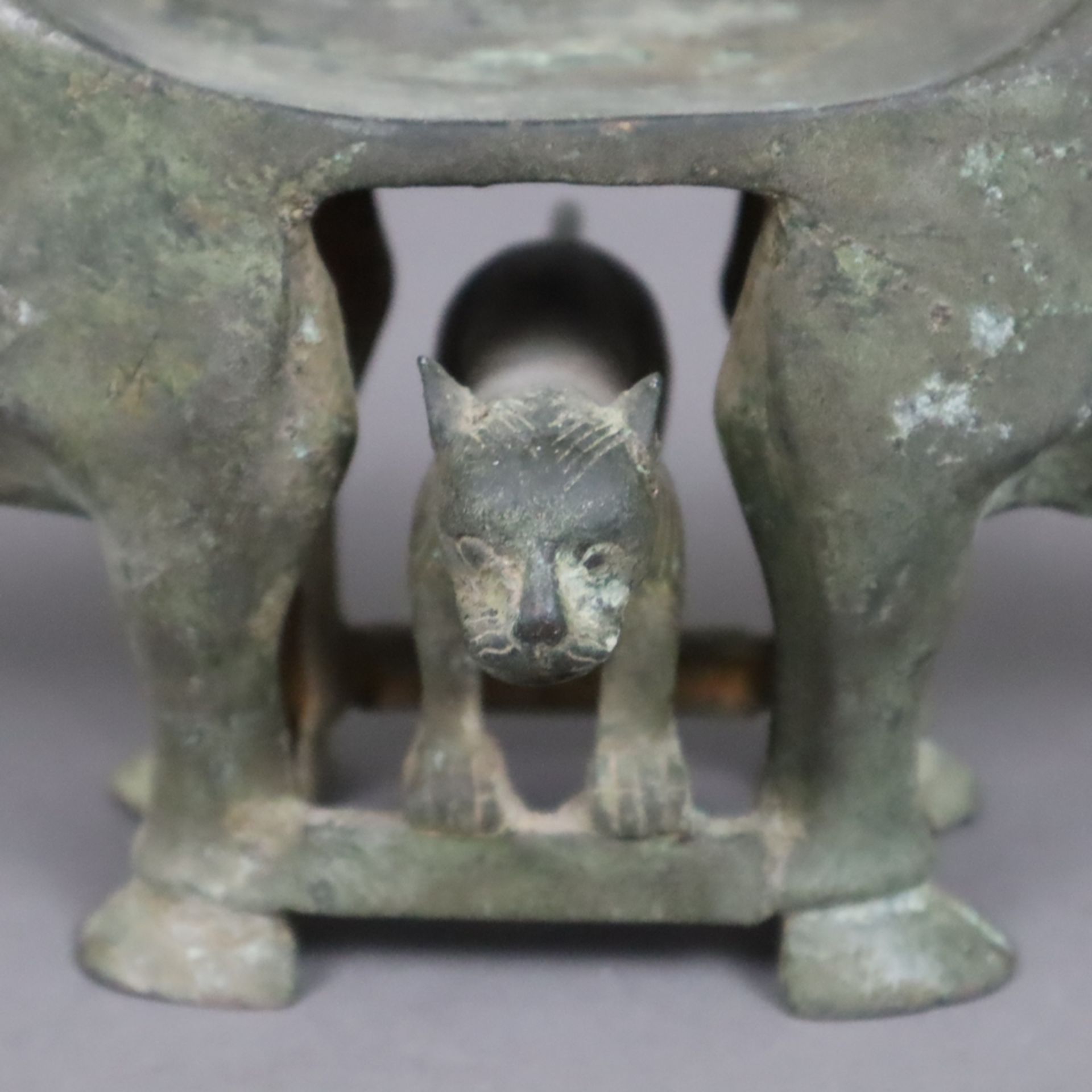 Kleiner figürlicher Opfertisch im Stil der Dian-Kultur (3.-2.Jh. v.Chr.) - China, Bronzelegierung g - Image 4 of 8