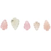 Fünf lose Saphire - unterschiedliche Farbtöne, Blattform, 3,28ct., Maße 8,80-4,45 x 2,37mm, Wertgut