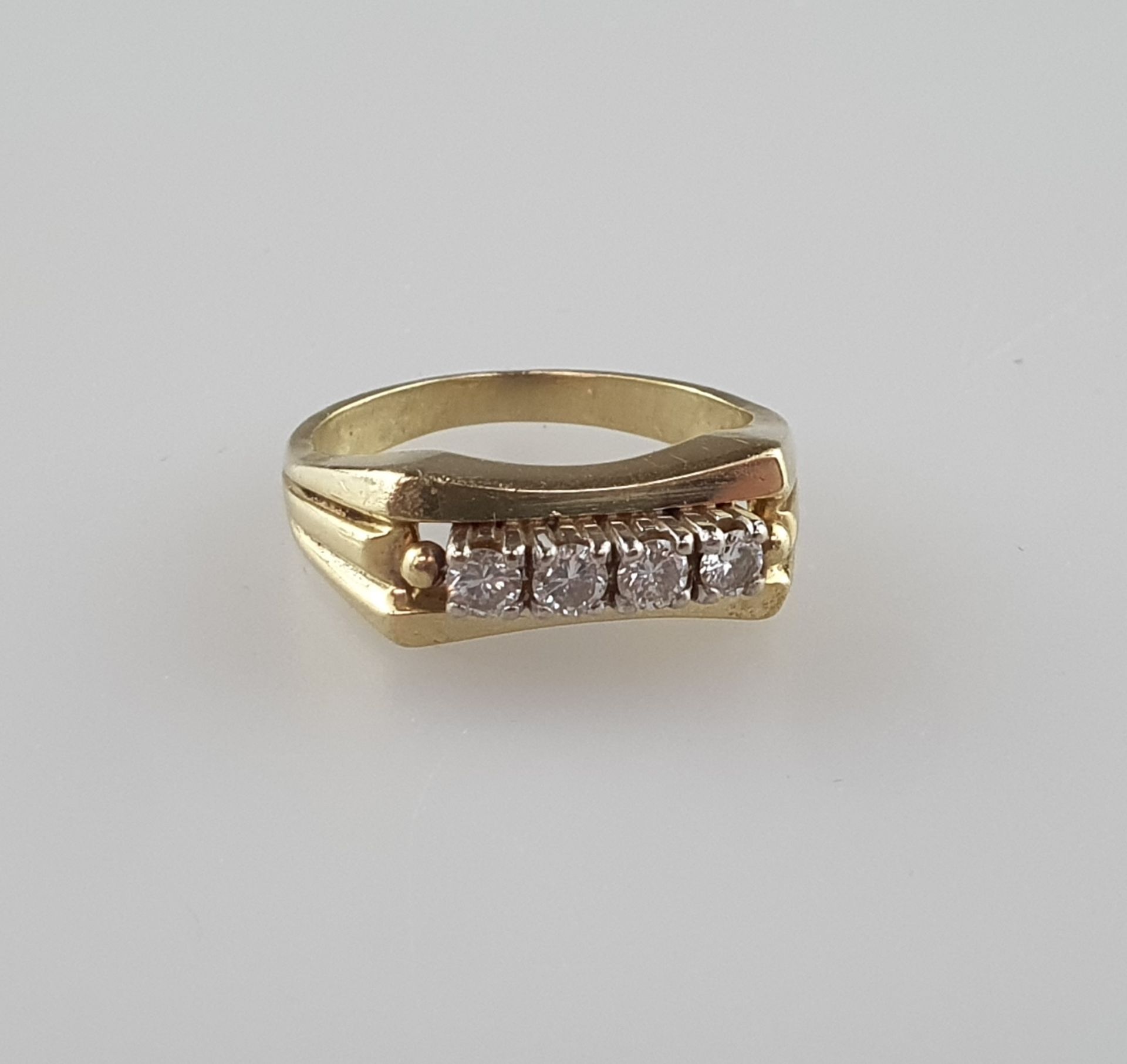 Goldring mit Diamanten - Gelbgold, ungestempelt, länglicher Ringkopf besetzt mit vier Diamanten im 