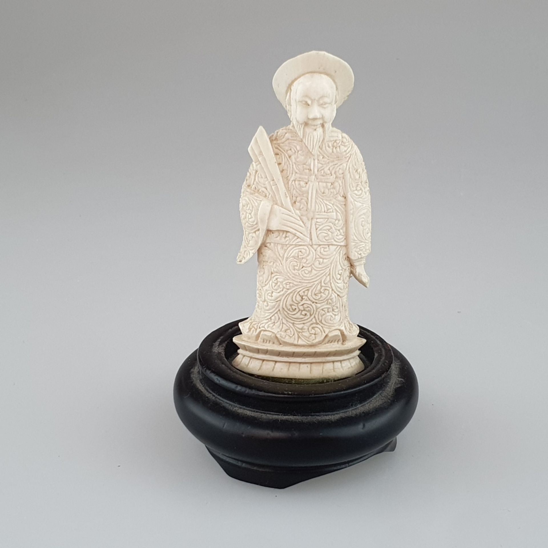 Kleine Elfenbeinfigur - Beamter in langem ornamentiertem Gewand, mit Hut und sehr langem Zopf, kuns