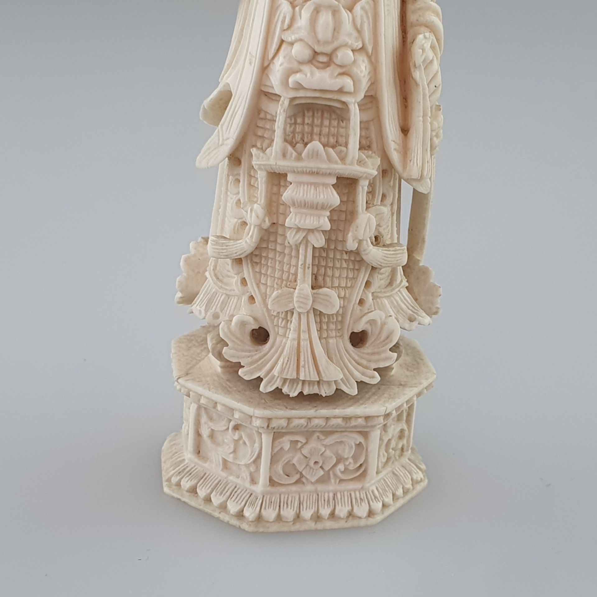 Schachfigur - König, Elfenbein, überaus kunstvoll geschnitzt und graviert, H.ca.11,5 cm, China, aus - Bild 3 aus 7