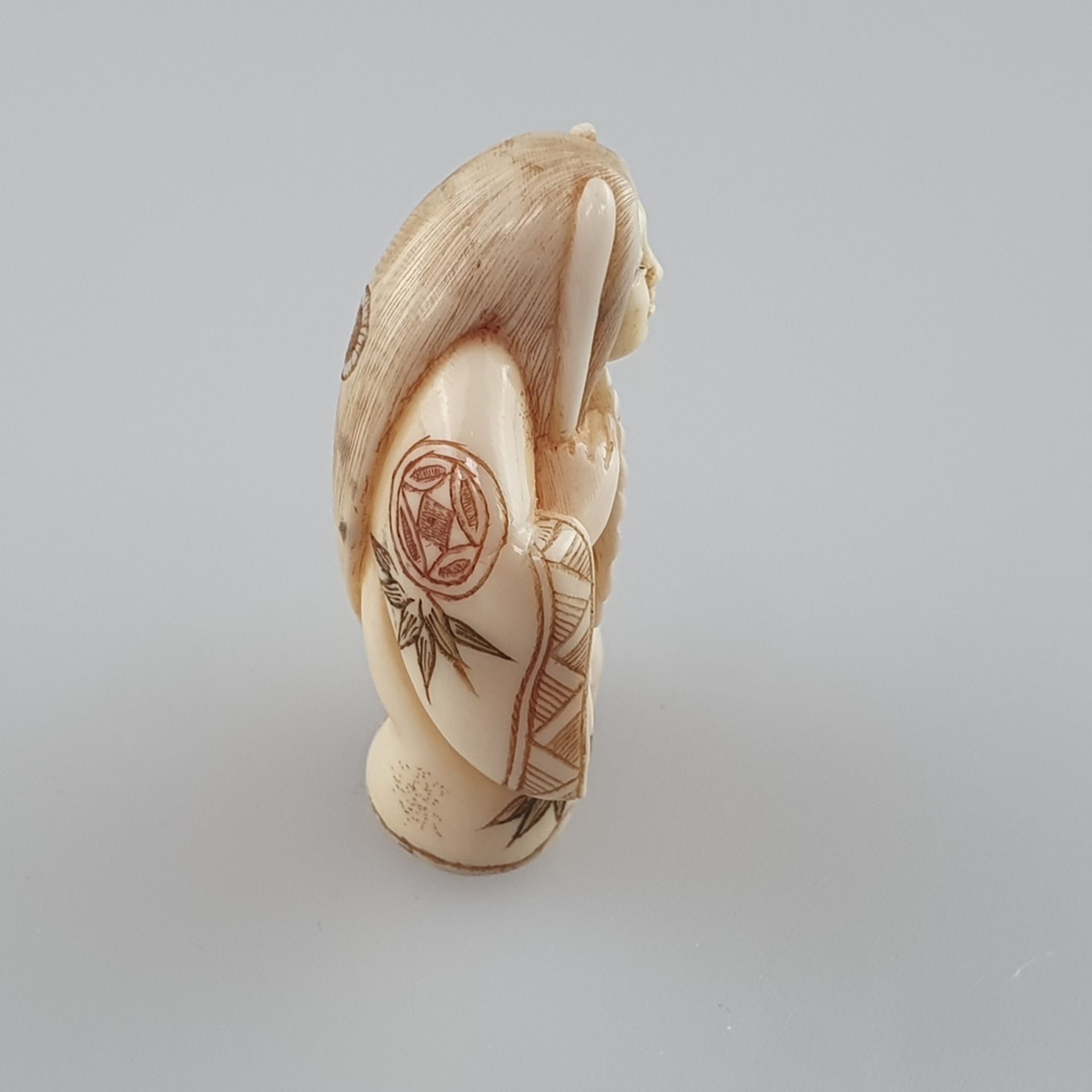 Katabori-Netsuke mit Wendekopf - feine Elfenbein-Schnitzarbeit mit gravierten und farbig akzentuier - Image 4 of 7