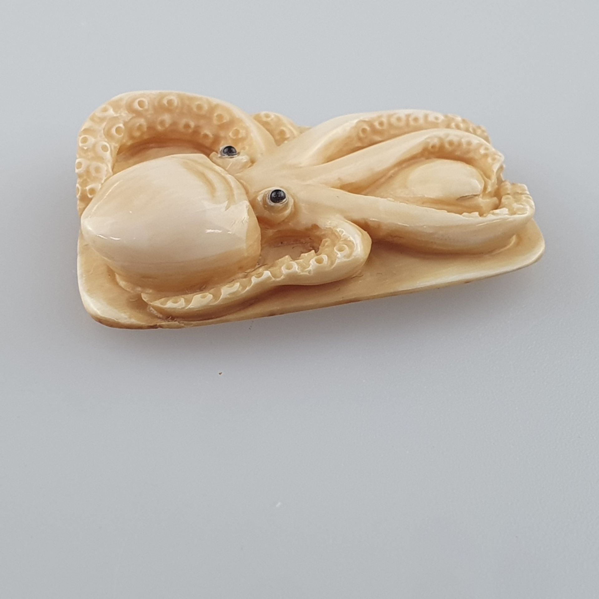 Flaches Netsuke - Mammutbein geschnitzt, graviert, Oktopus mit Muschel, signiert, Himotoshi au - Image 4 of 5