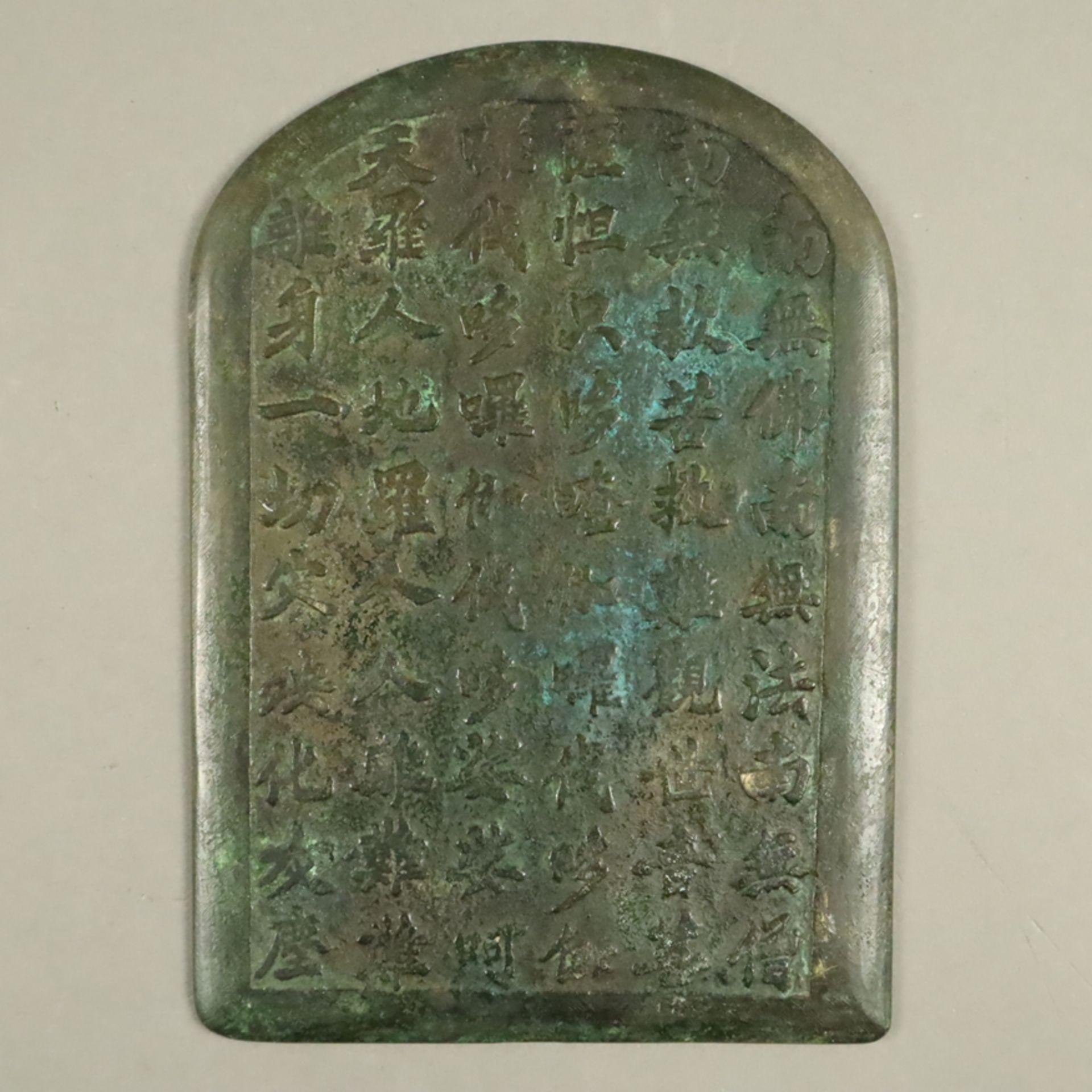 Votivplakette der Guanyin - China, Qing-Dynastie, Bronze, dunkel und grün patiniert, Vorderseite mi - Image 7 of 7