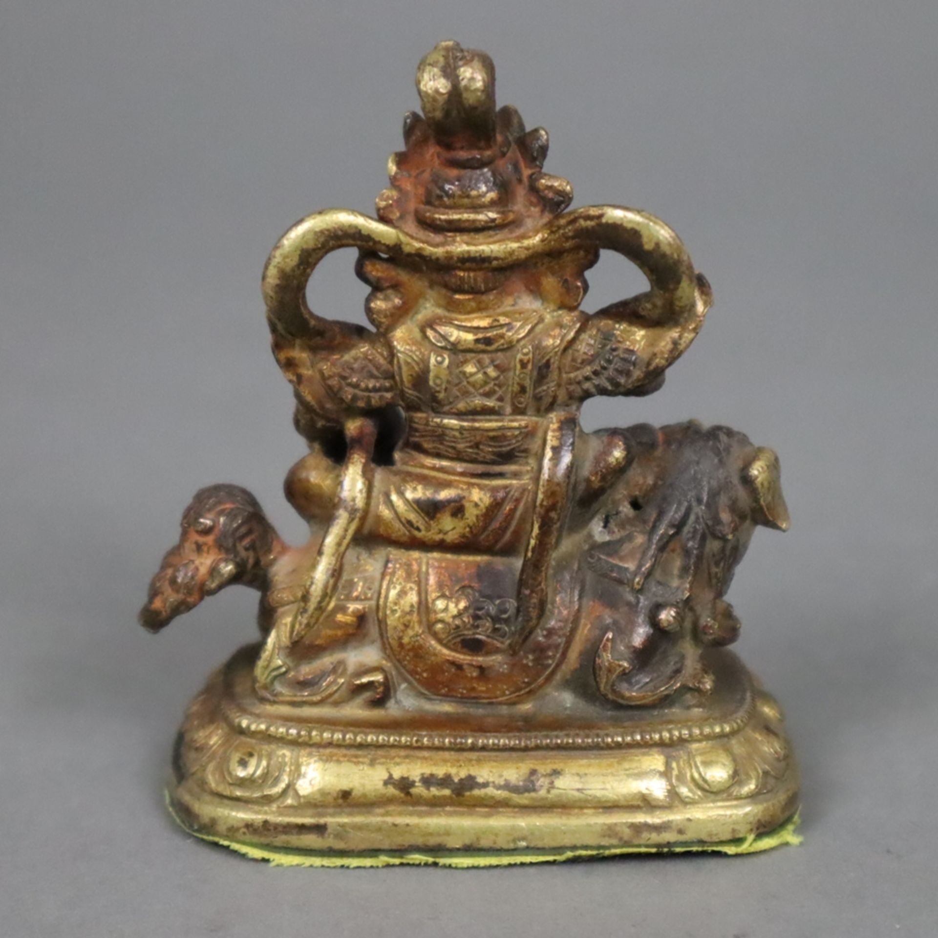 Miniaturfigur "Jambhala auf einem Löwen sitzend" - Tibet / China, Kupferlegierung, vergoldet, auf e - Image 6 of 7
