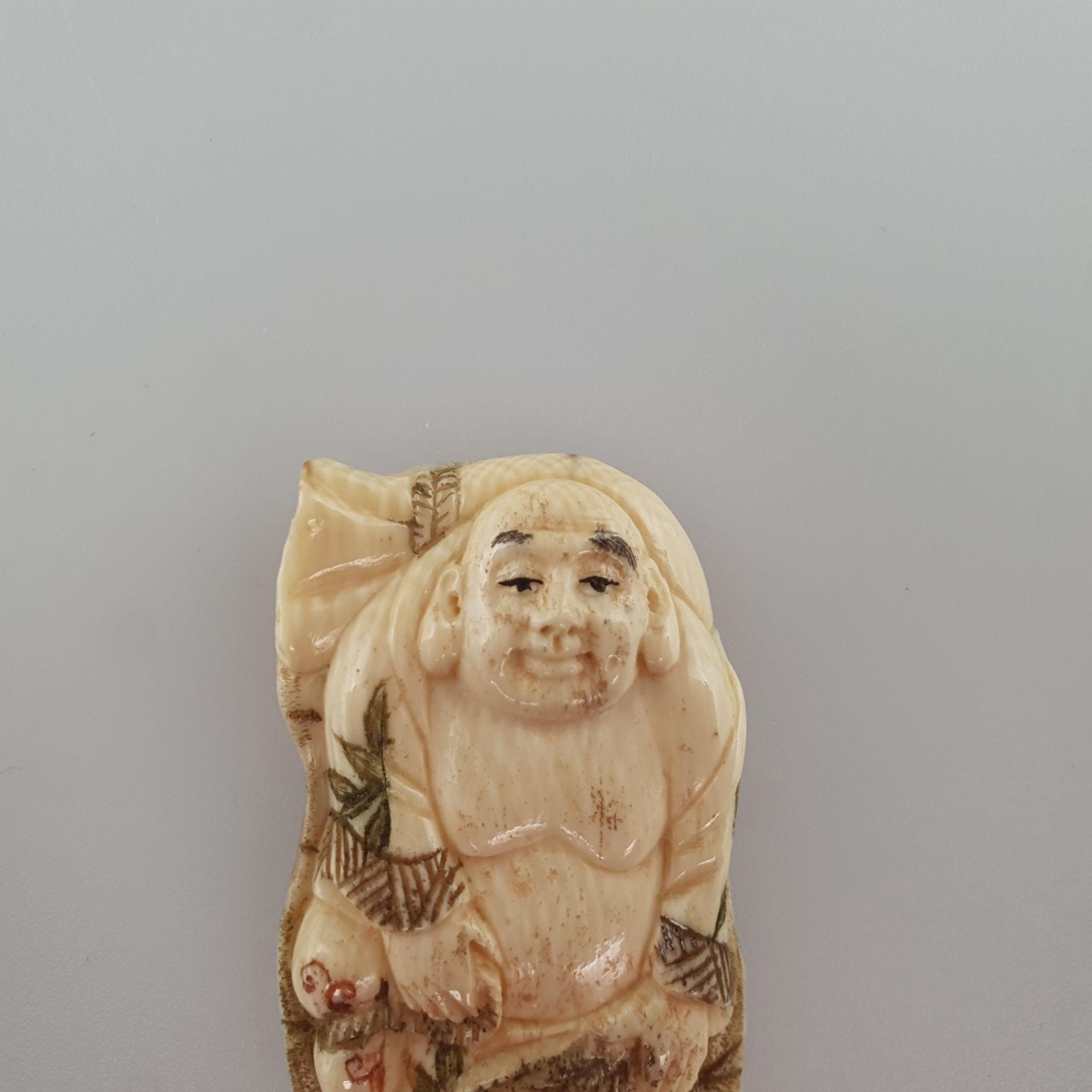 Flaches Netsuke - Mammutbein geschnitzt, graviert und eingefärbt, auf einem Lotosblatt ausgest - Image 3 of 5