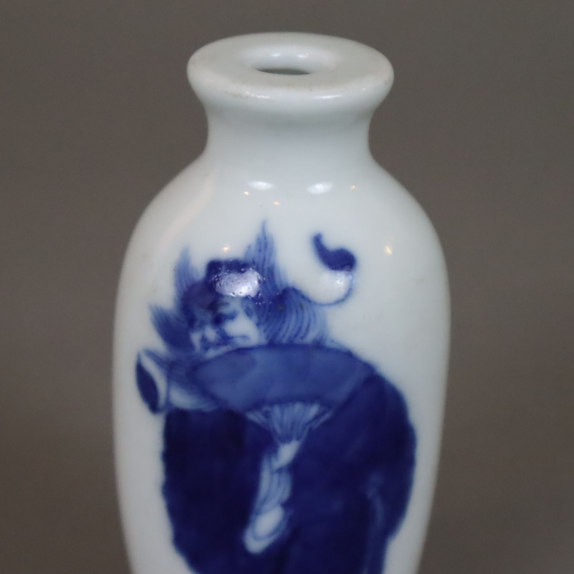 Snuffbottle - Porzellan in Unterglasurblau bemalt mit Dämonen-Bezwinger Zhong Kui, im Boden "Qianlo - Image 4 of 6
