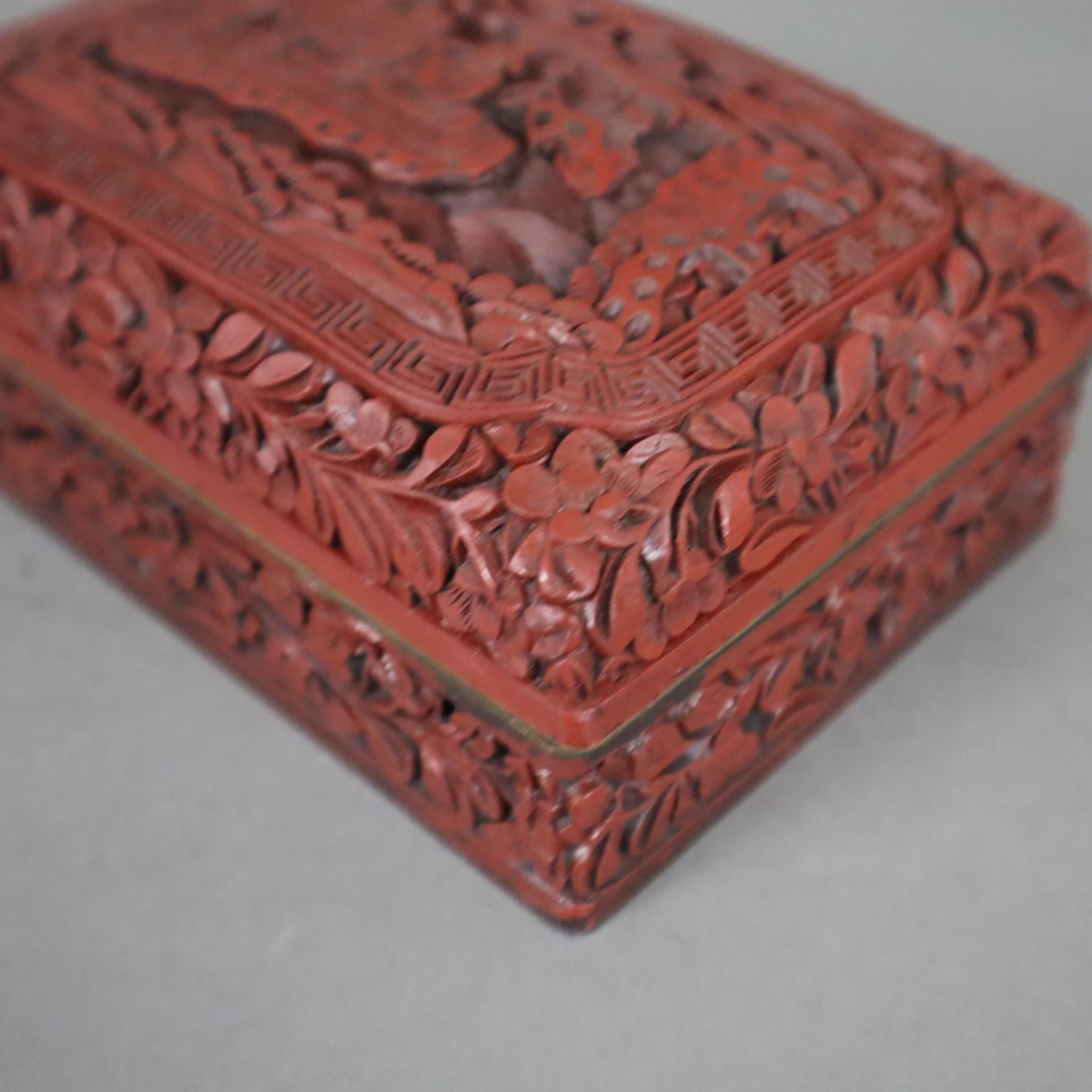 Schnitzlack-Deckeldose - China, Qing-Dynastie, Außenwandung mit rotem Schnitzlack, Unter- und Innen - Image 5 of 7