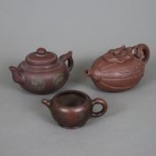 Drei kleine Zisha-Teekannen - China, Yixing-Steinzeug, unterschiedliche Ausführungen, Pressmarken, 