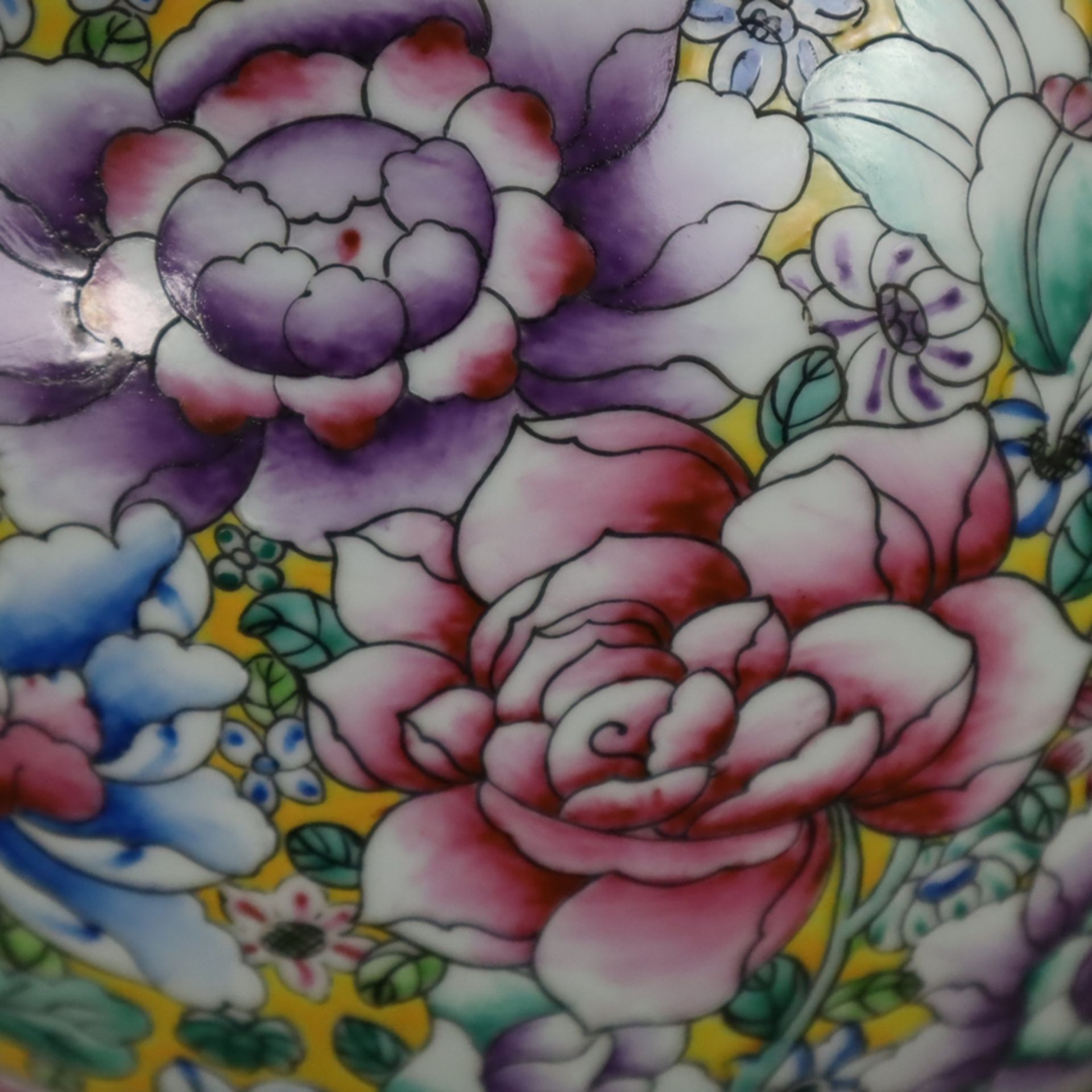 Drachenvase - China 20.Jh., Tian qiu ping-Typus, Porzellan mit floraler Bemalung in Emailfarben auf - Image 7 of 10