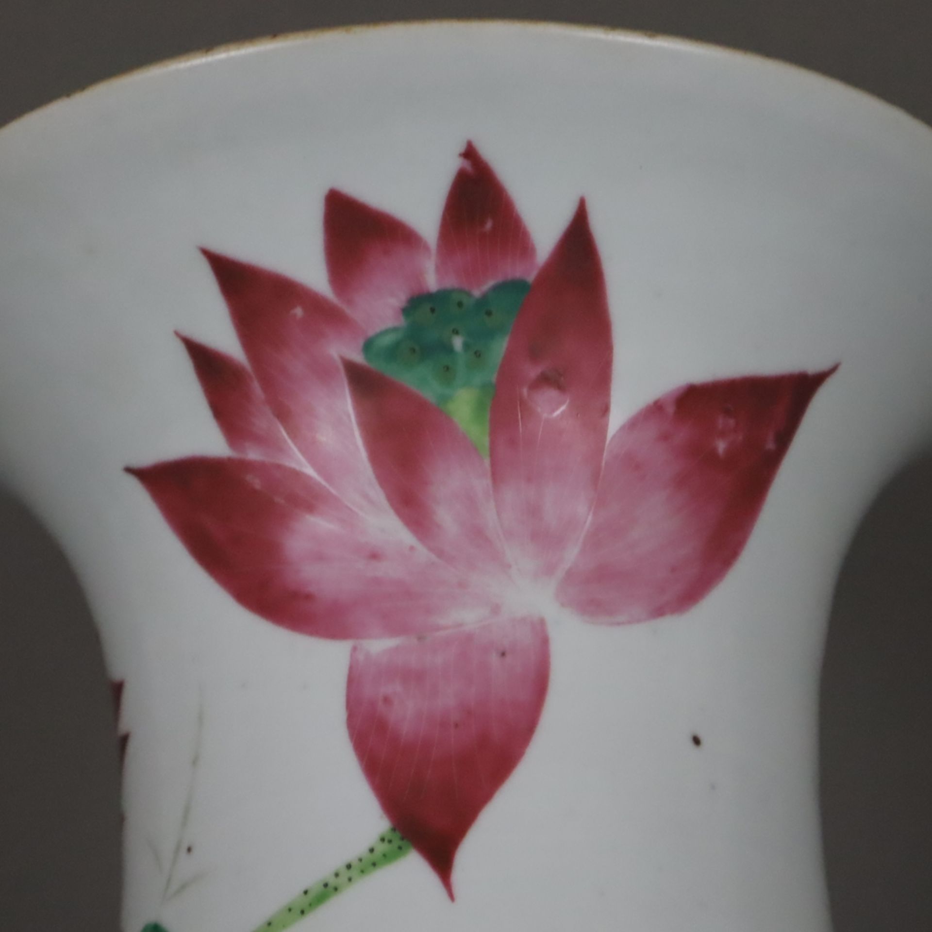 Yan Yan-Vase- China, Anfang 20.Jh., polychrome florale Bemalung mit blühenden Lotospflanzen in Aufg - Image 7 of 9