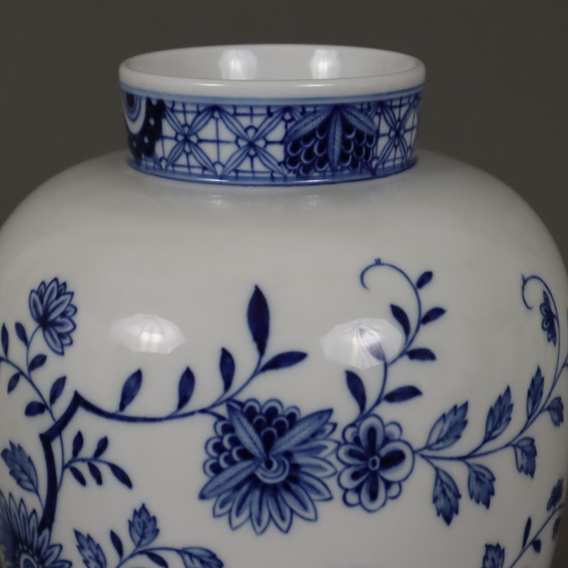 Deckelvase - Meissen, Porzellan, unterglasurblauer Dekor mit Blumen und Pflanzen im asiatischen Sti - Bild 2 aus 6