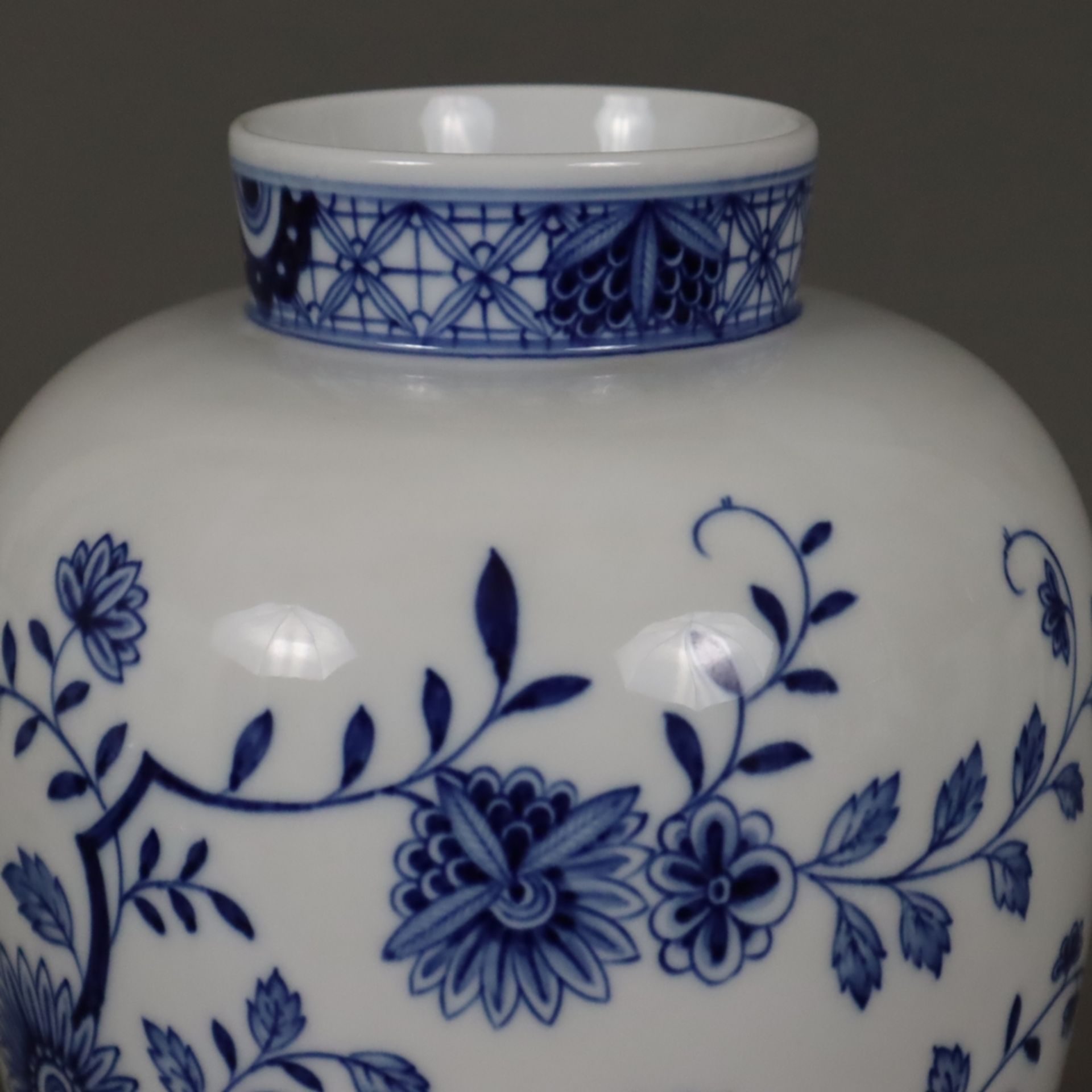 Deckelvase - Meissen, Porzellan, unterglasurblauer Dekor mit Blumen und Pflanzen im asiatischen Sti - Image 2 of 6